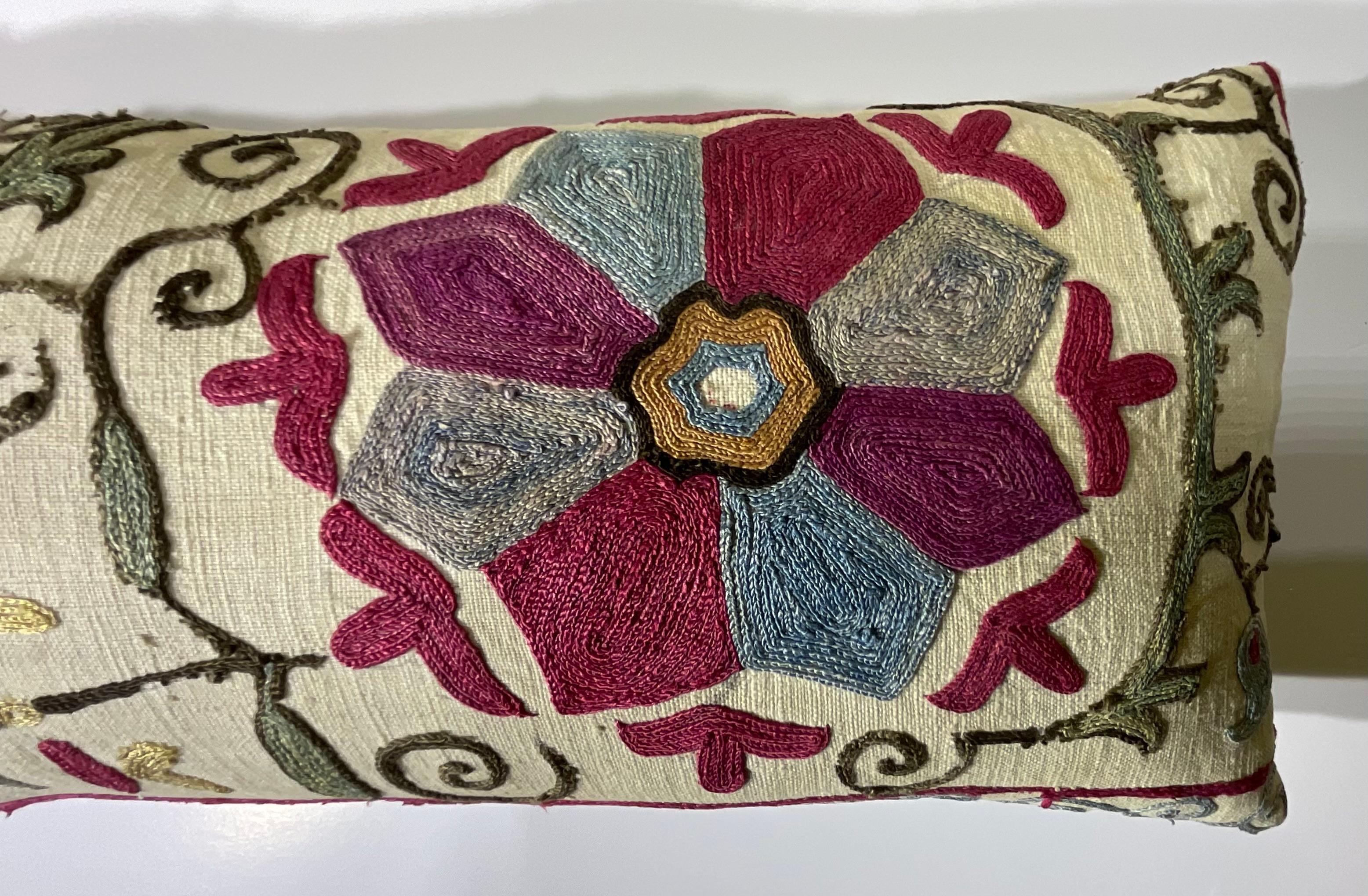 Exquis coussin ancien du 19e siècle brodé à la main à la manière de Suzani en vente 6