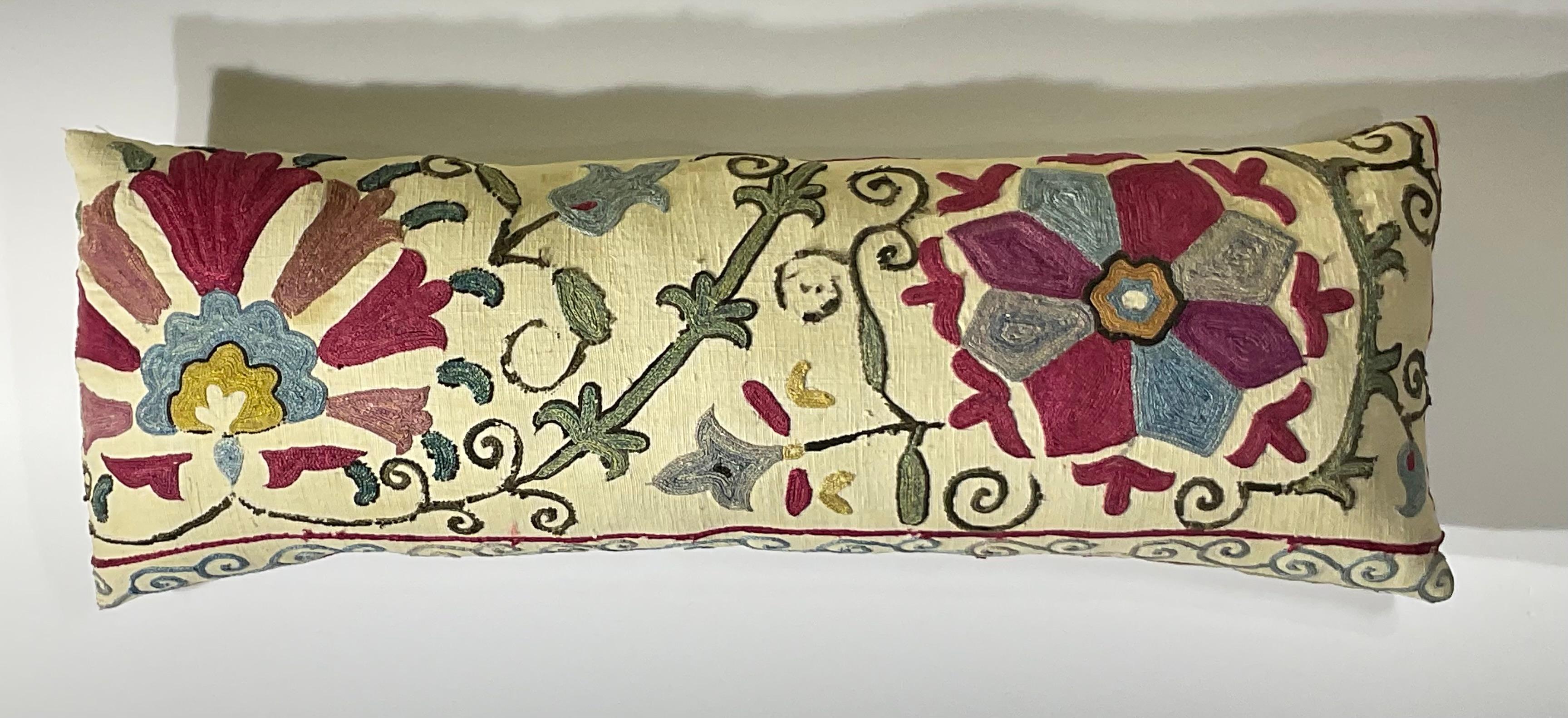 Ouzbek Exquis coussin ancien du 19e siècle brodé à la main à la manière de Suzani en vente