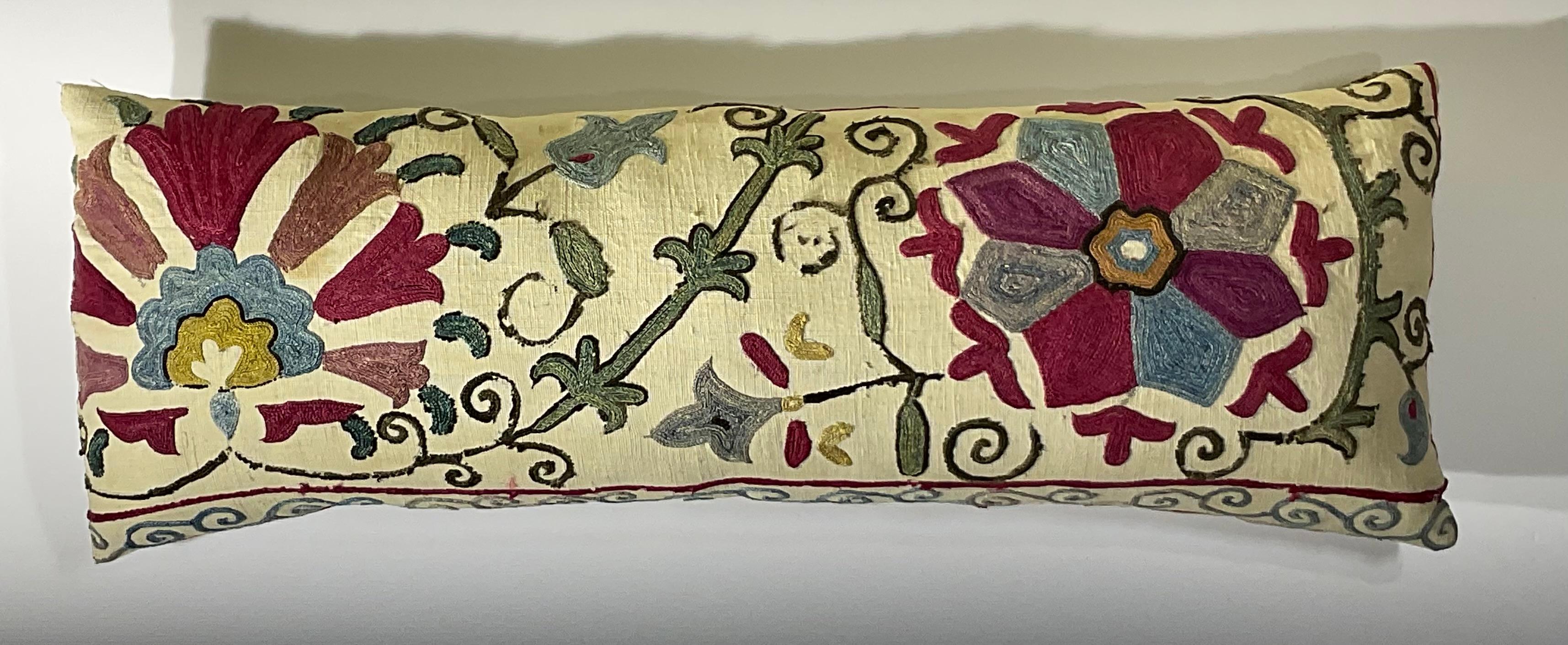 Fait main Exquis coussin ancien du 19e siècle brodé à la main à la manière de Suzani en vente