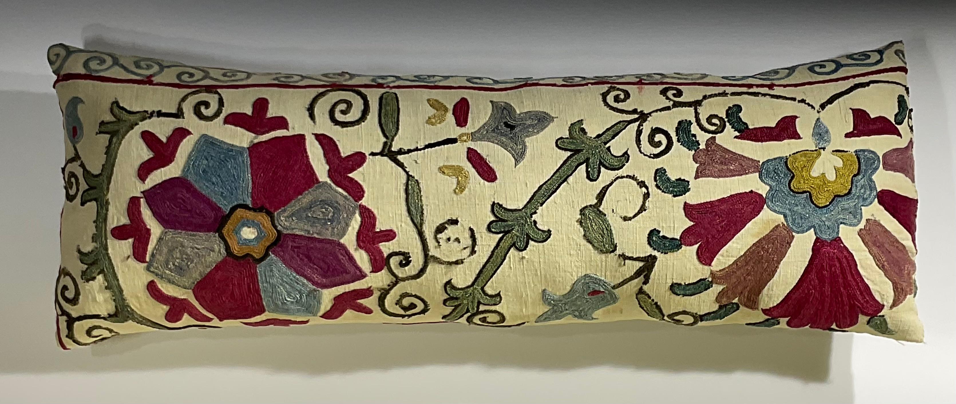 Exquis coussin ancien du 19e siècle brodé à la main à la manière de Suzani Bon état - En vente à Delray Beach, FL