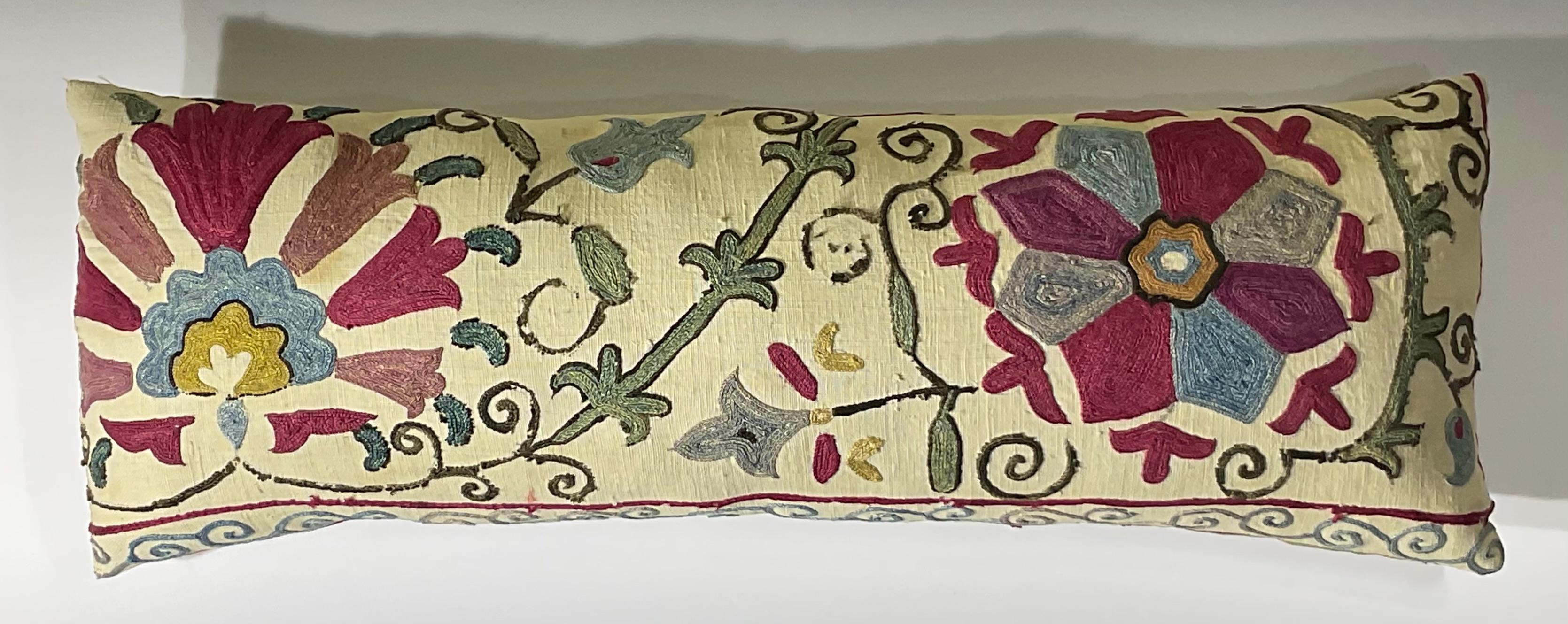 XIXe siècle Exquis coussin ancien du 19e siècle brodé à la main à la manière de Suzani en vente
