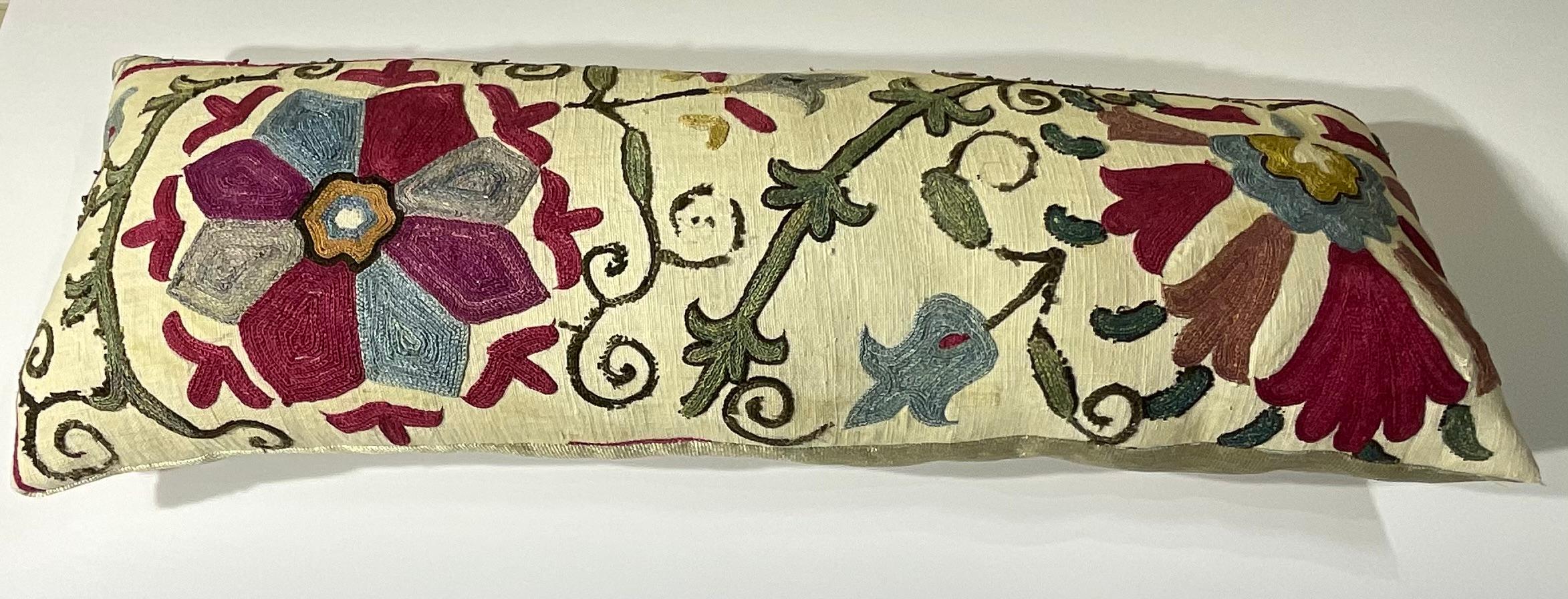 Coton Exquis coussin ancien du 19e siècle brodé à la main à la manière de Suzani en vente