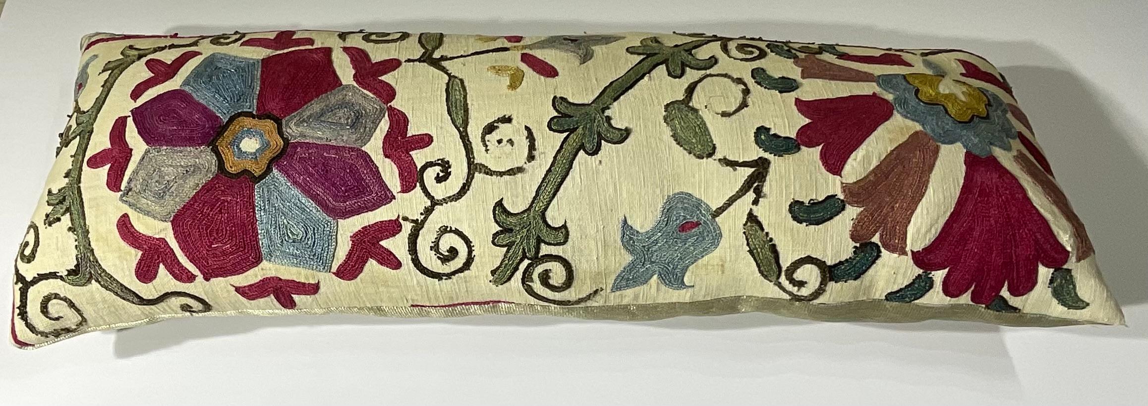 Exquis coussin ancien du 19e siècle brodé à la main à la manière de Suzani en vente 1