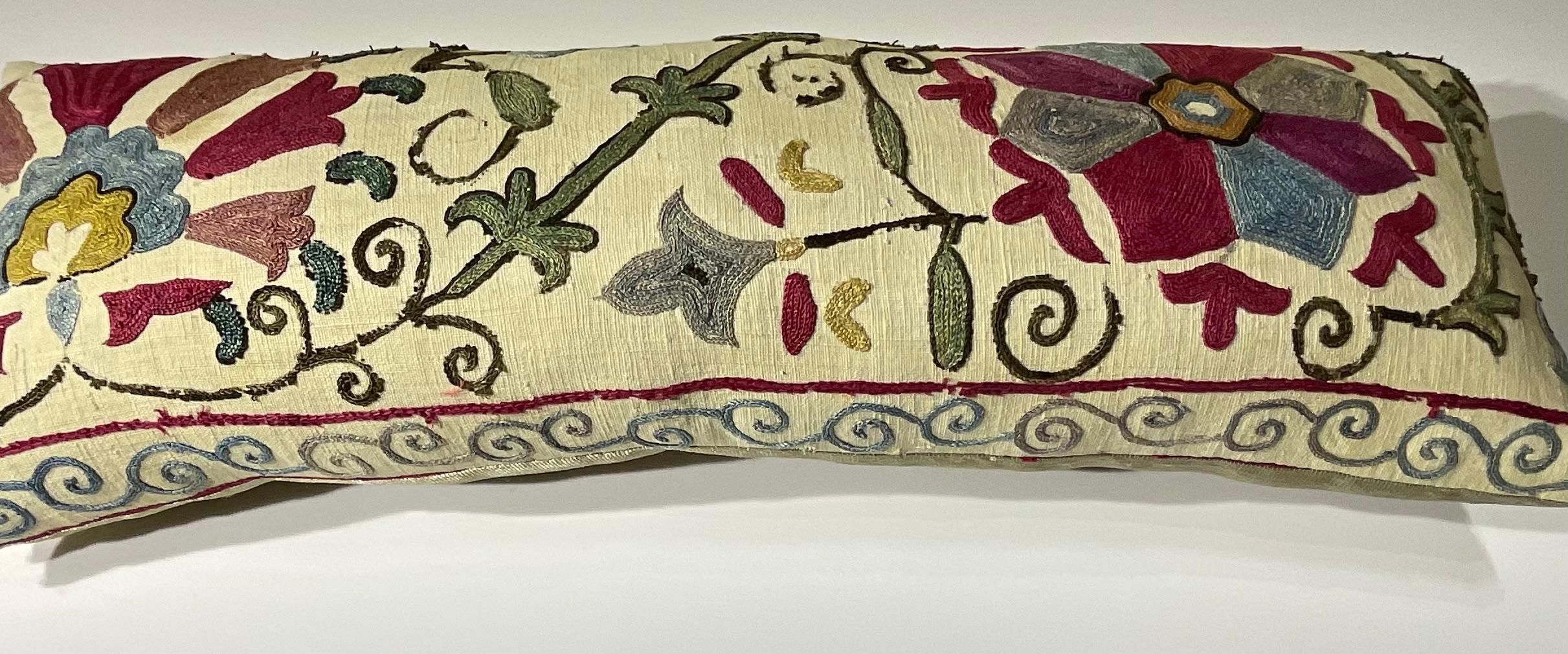 Exquis coussin ancien du 19e siècle brodé à la main à la manière de Suzani en vente 2