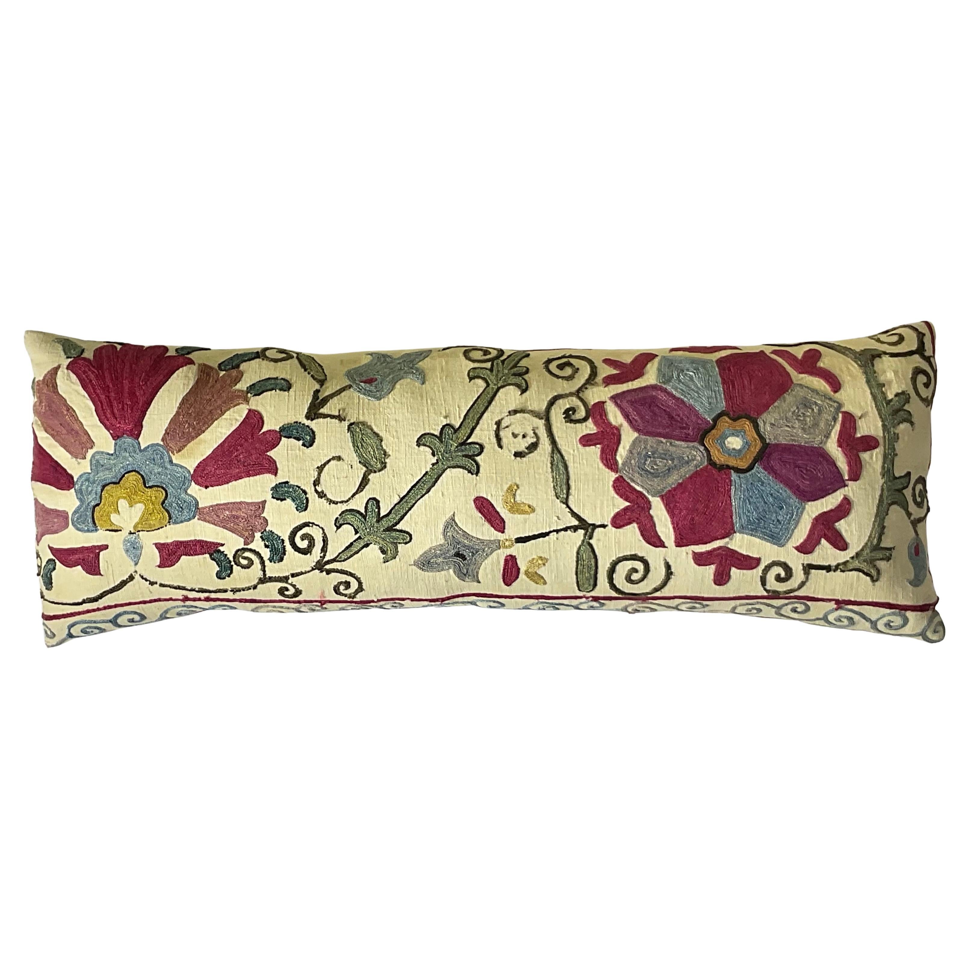 Exquis coussin ancien du 19e siècle brodé à la main à la manière de Suzani