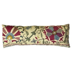 Exquis coussin ancien du 19e siècle brodé à la main à la manière de Suzani
