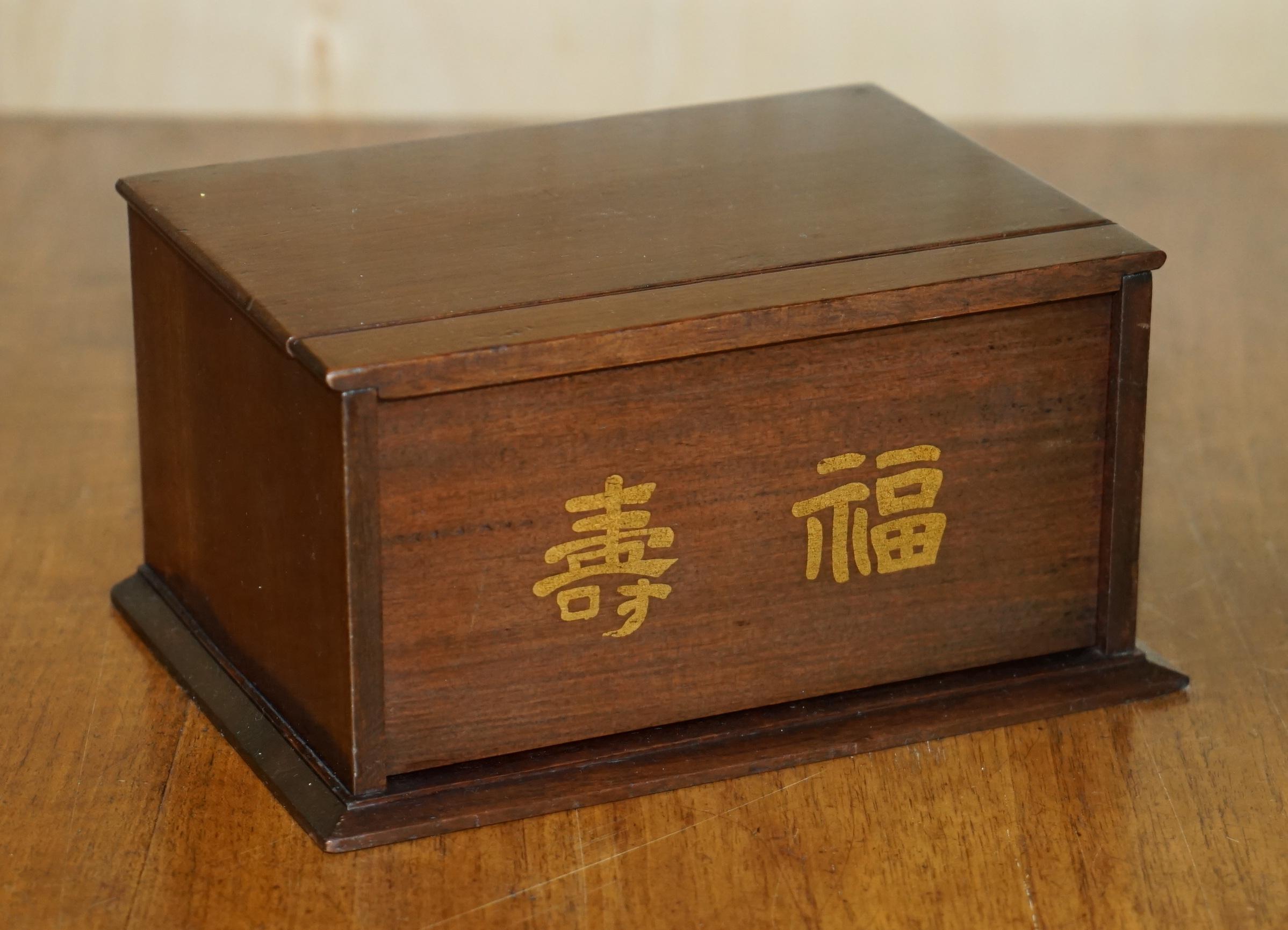 Antigüedades de la Casa Real

Royal House Antiques se complace en poner a la venta este coleccionable juego de Mahjong chino de exportación de la década de 1920 con su caja original, instrucciones y un pequeño juego de dados.

Una suite muy bonita,