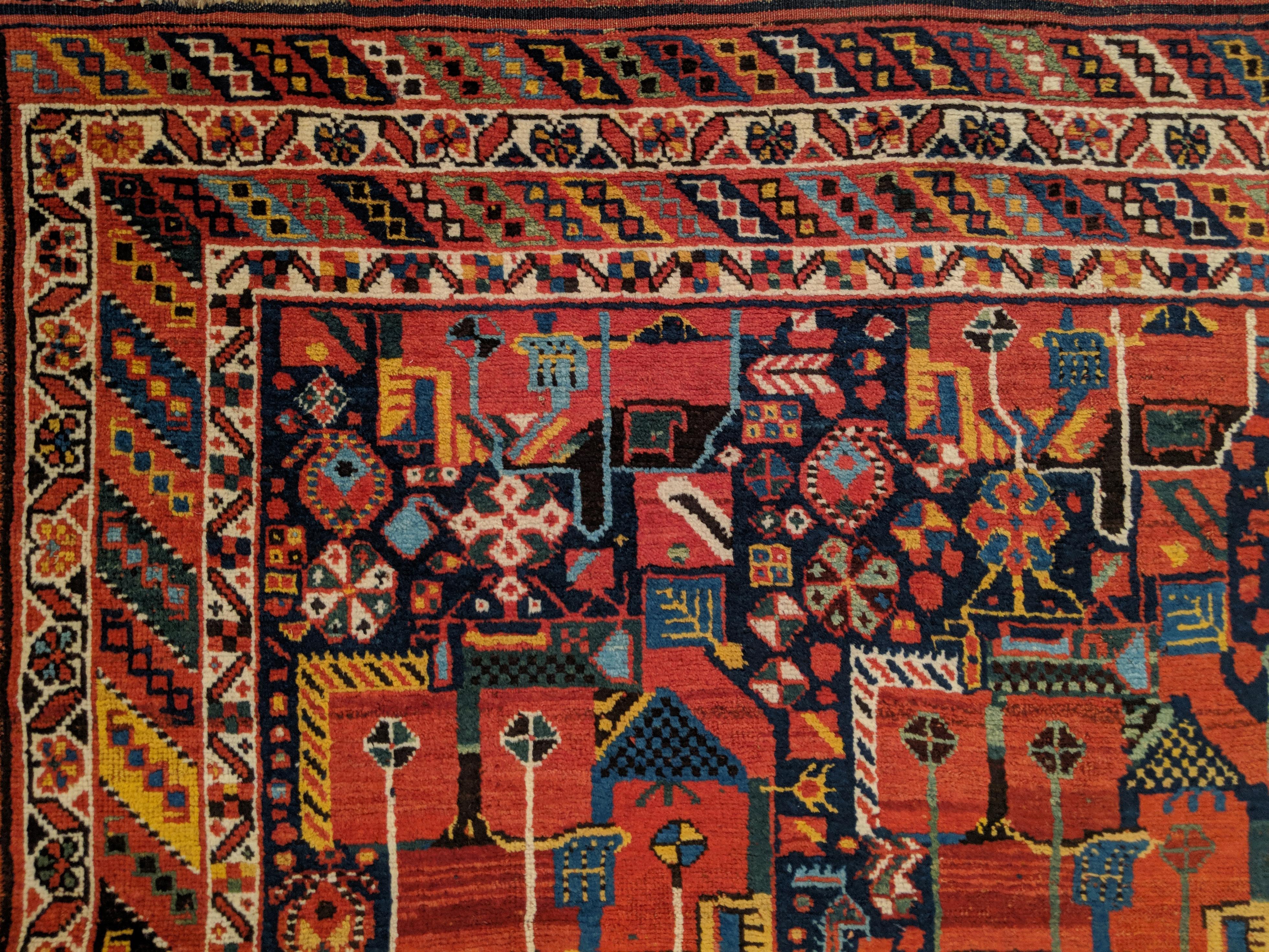 Exquisiter antiker Afshar-Teppich mit europäischem Blumendesign (Handgeknüpft) im Angebot