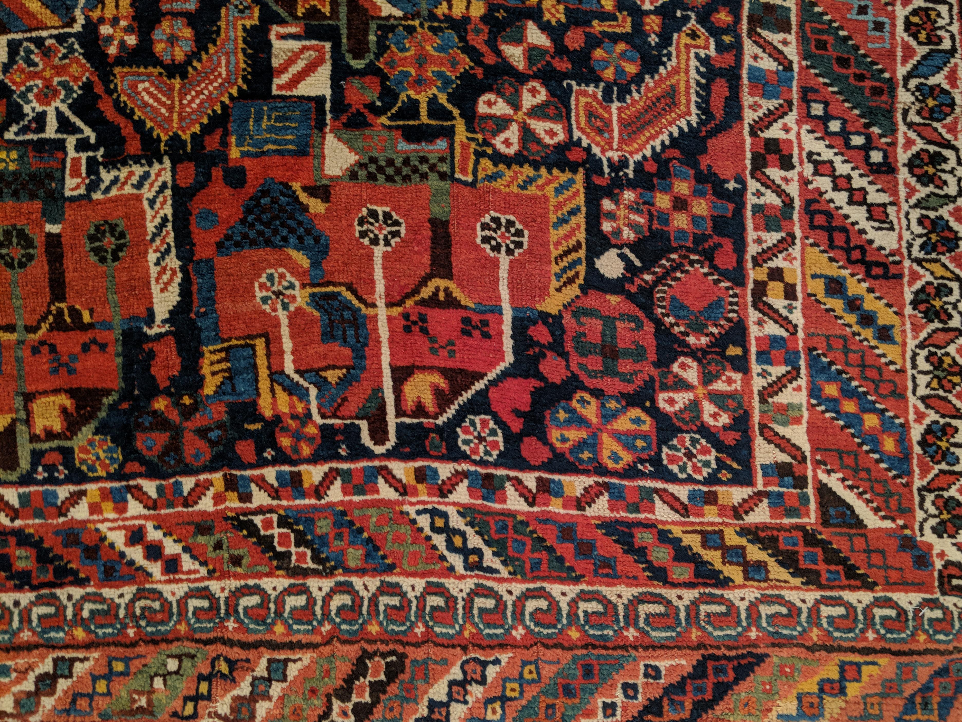 Exquisiter antiker Afshar-Teppich mit europäischem Blumendesign (Wolle) im Angebot