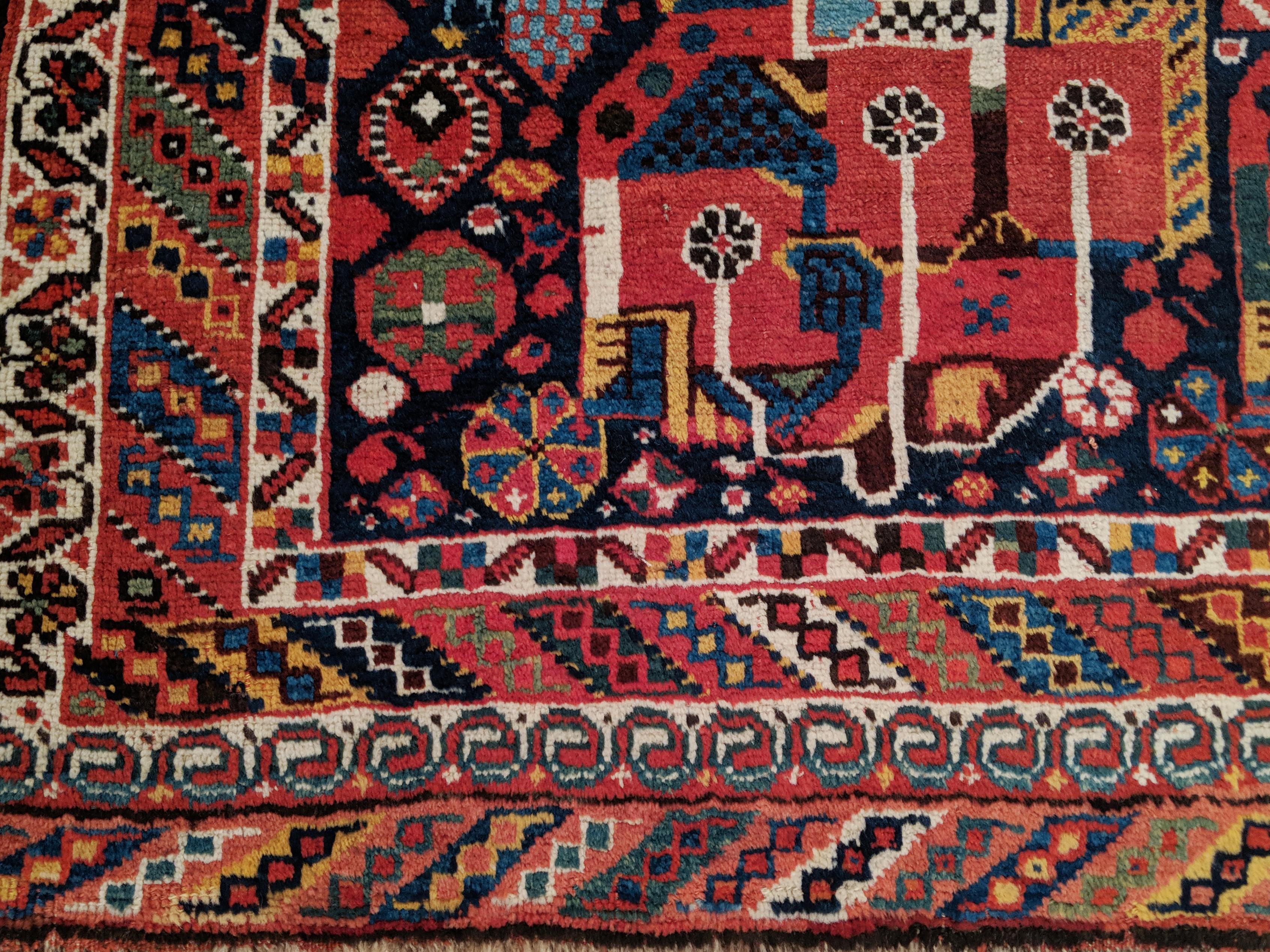 Exquisiter antiker Afshar-Teppich mit europäischem Blumendesign im Angebot 1