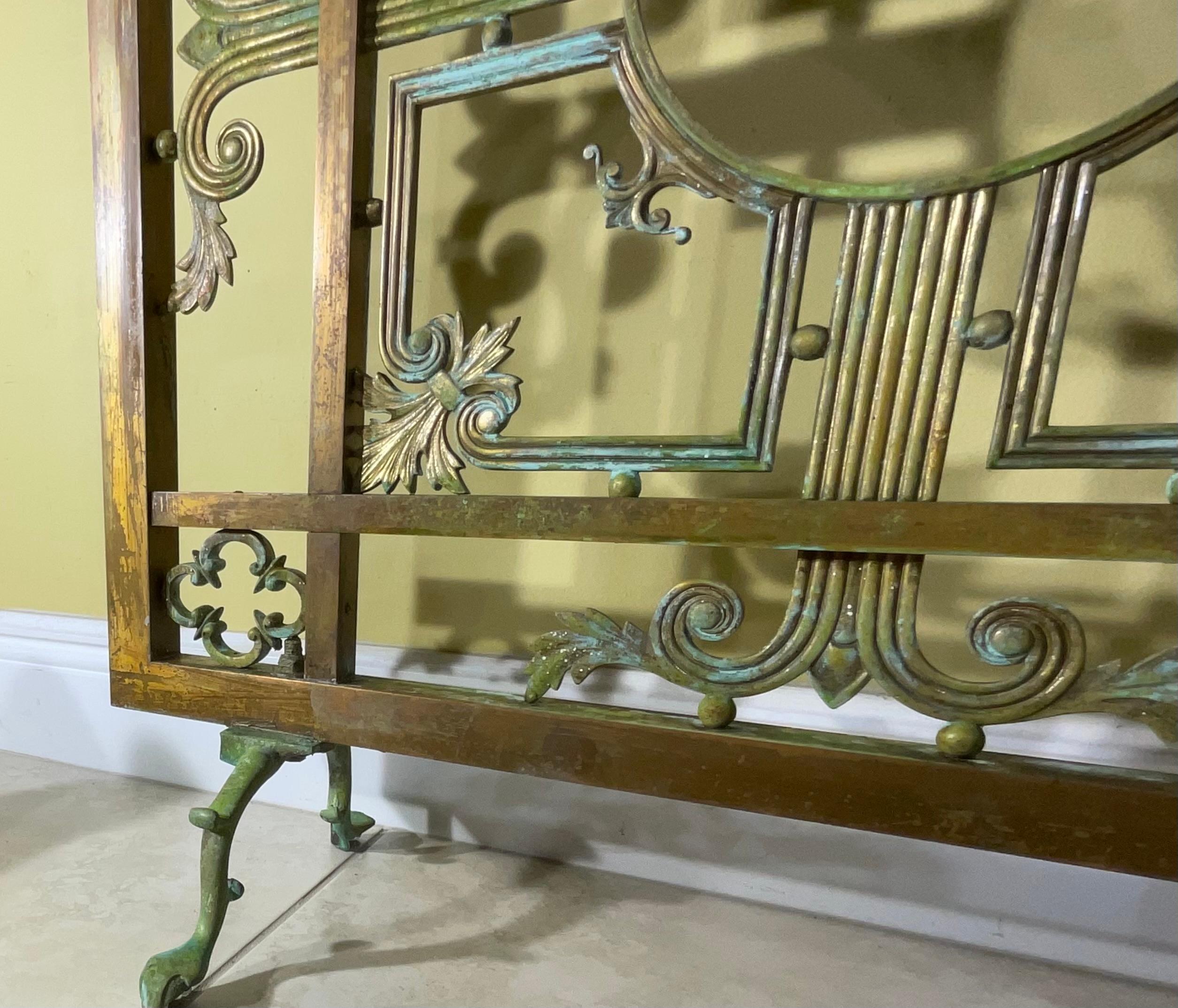 Exquisita Pantalla de Bronce Antiguo y Latón para Chimenea - Una Belleza Impresionante en venta 4