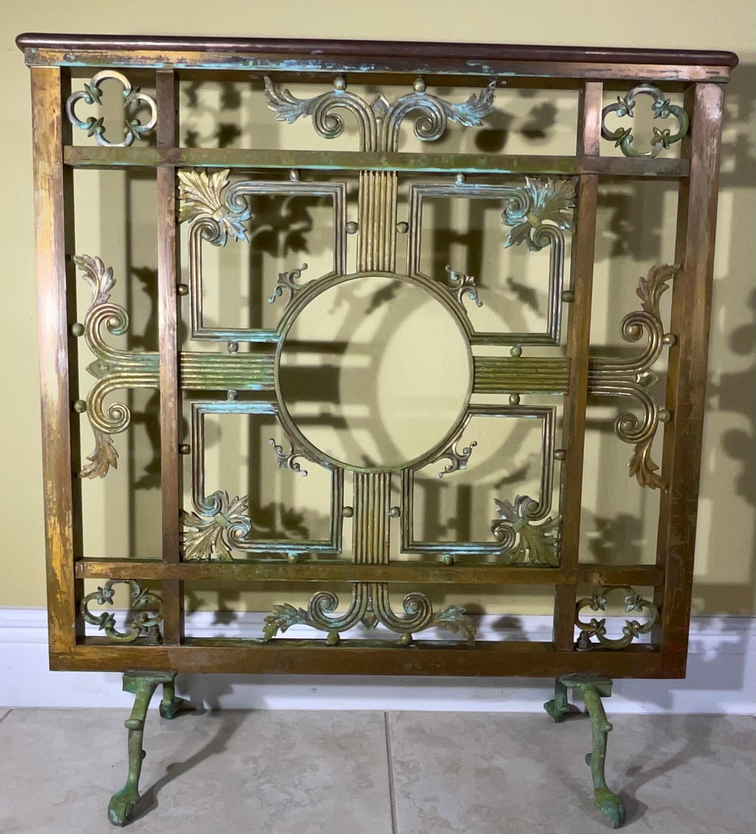 Exquisita Pantalla de Bronce Antiguo y Latón para Chimenea - Una Belleza Impresionante en venta 8