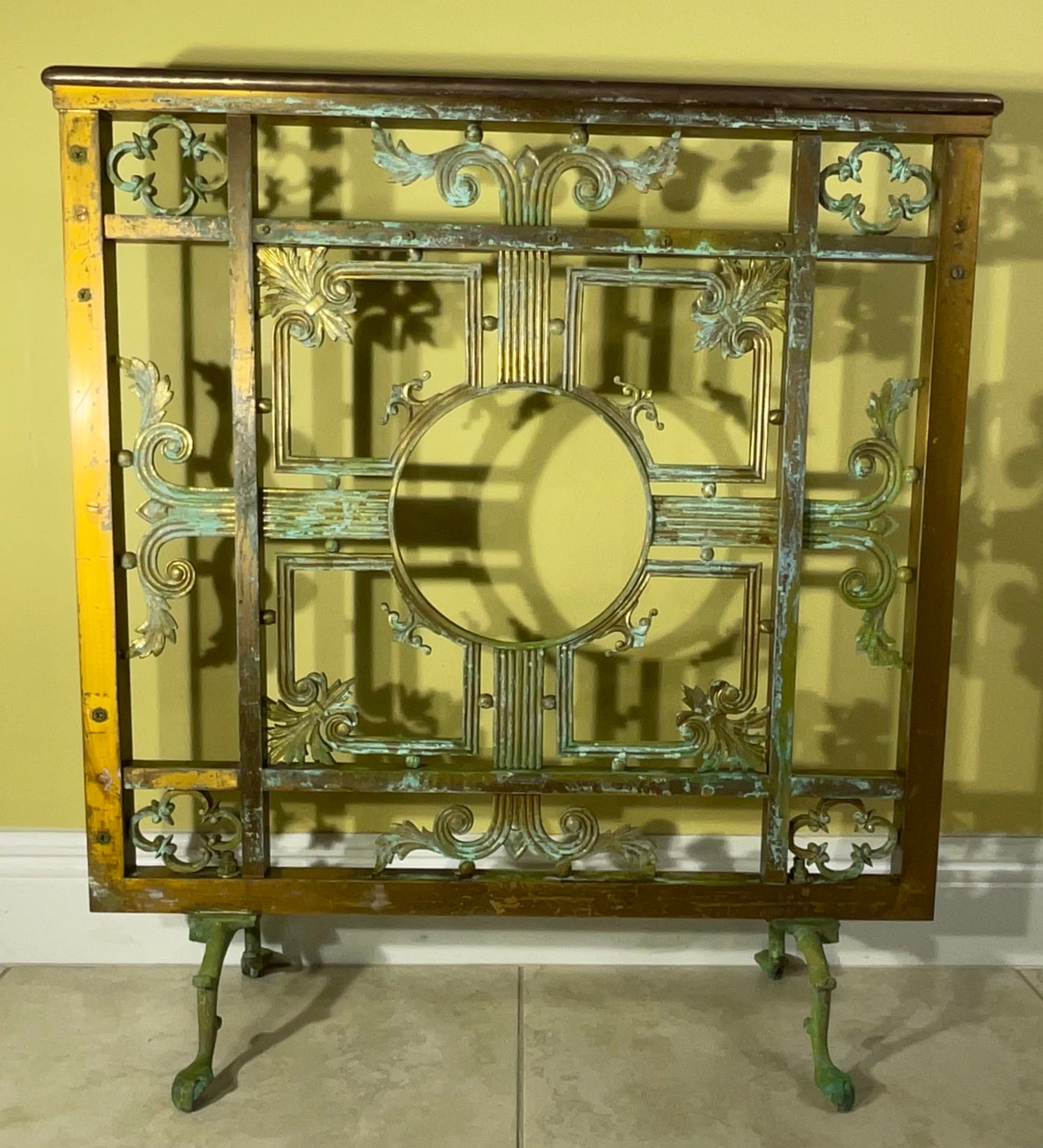 

Transforma tu hogar en un punto focal de refinada elegancia con esta impresionante pantalla para chimenea de bronce antiguo y latón. No es sólo una pieza funcional; es una obra de arte que cuenta una historia de artesanía y diseño atemporal.