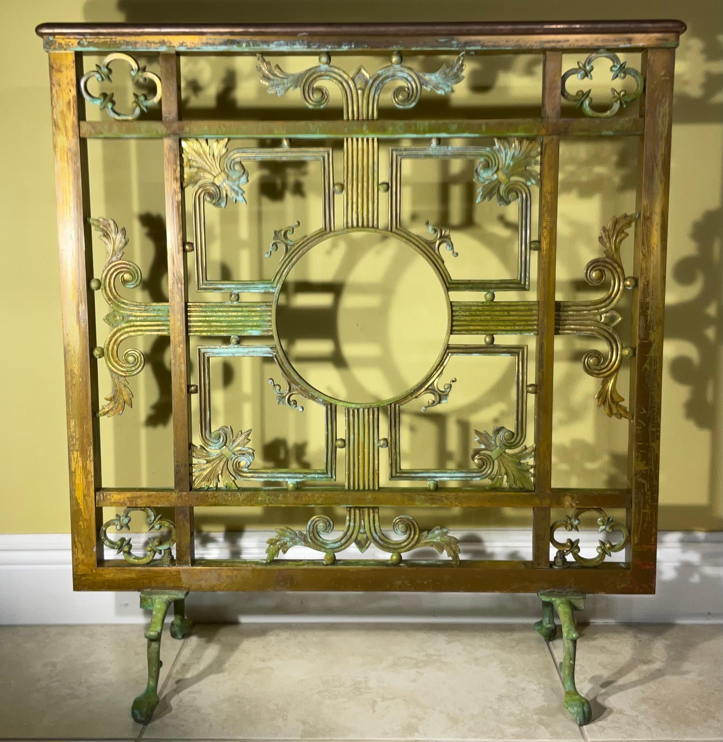 Exquisita Pantalla de Bronce Antiguo y Latón para Chimenea - Una Belleza Impresionante en Bueno estado para la venta en Delray Beach, FL