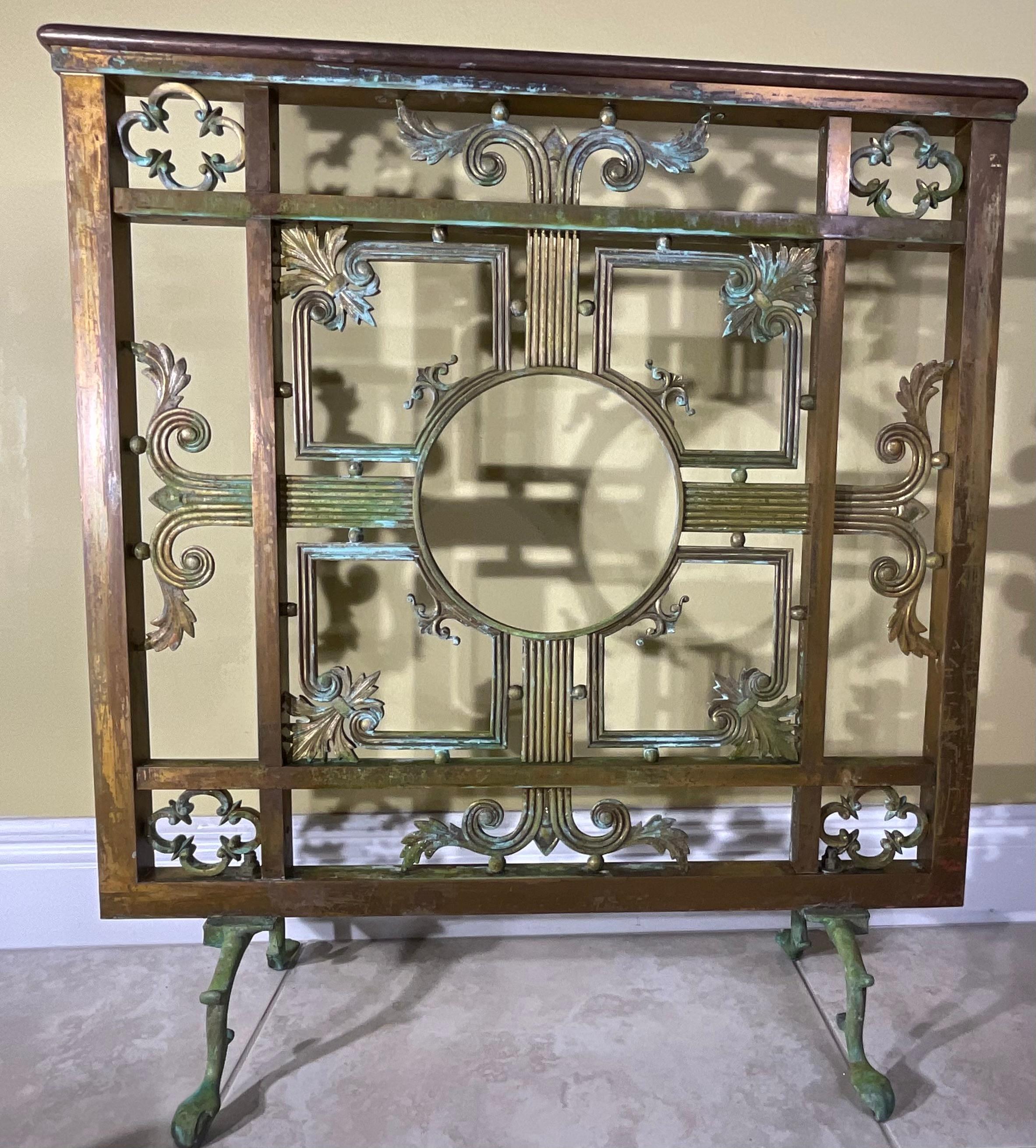 Exquisita Pantalla de Bronce Antiguo y Latón para Chimenea - Una Belleza Impresionante siglo XX en venta