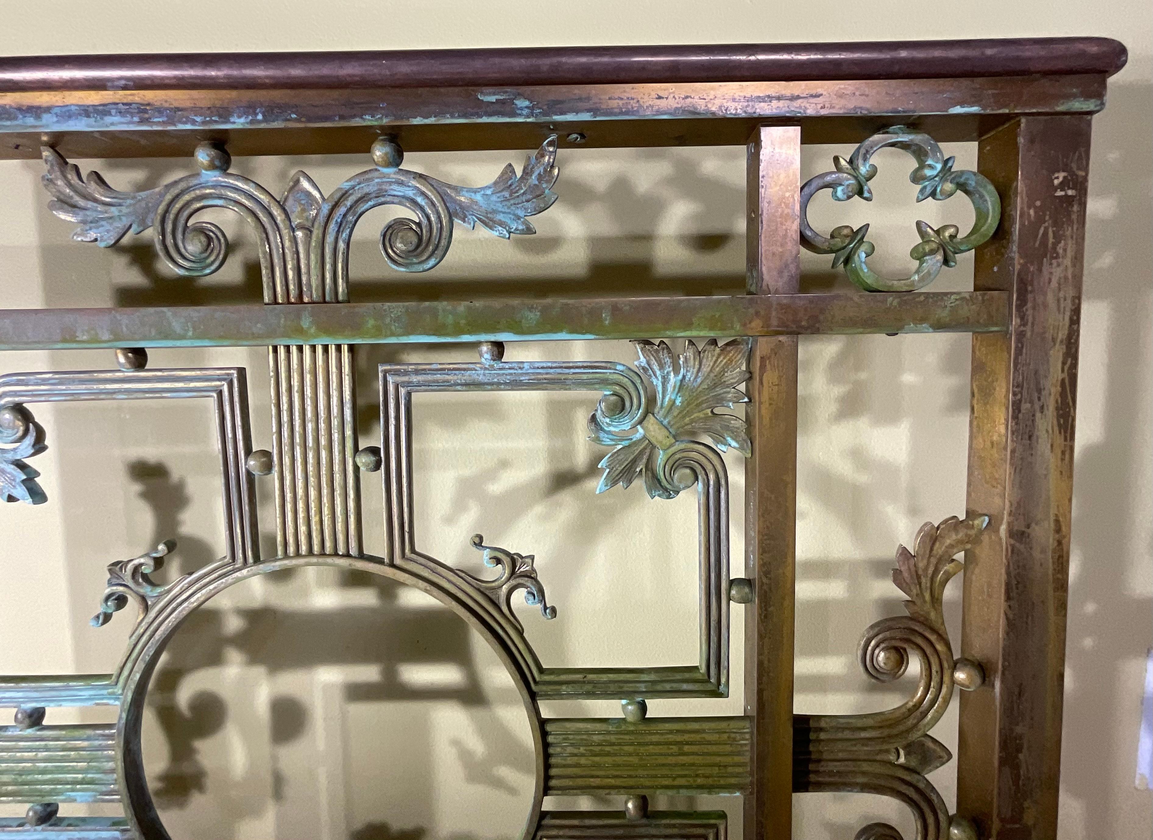 Exquisita Pantalla de Bronce Antiguo y Latón para Chimenea - Una Belleza Impresionante Hierro en venta