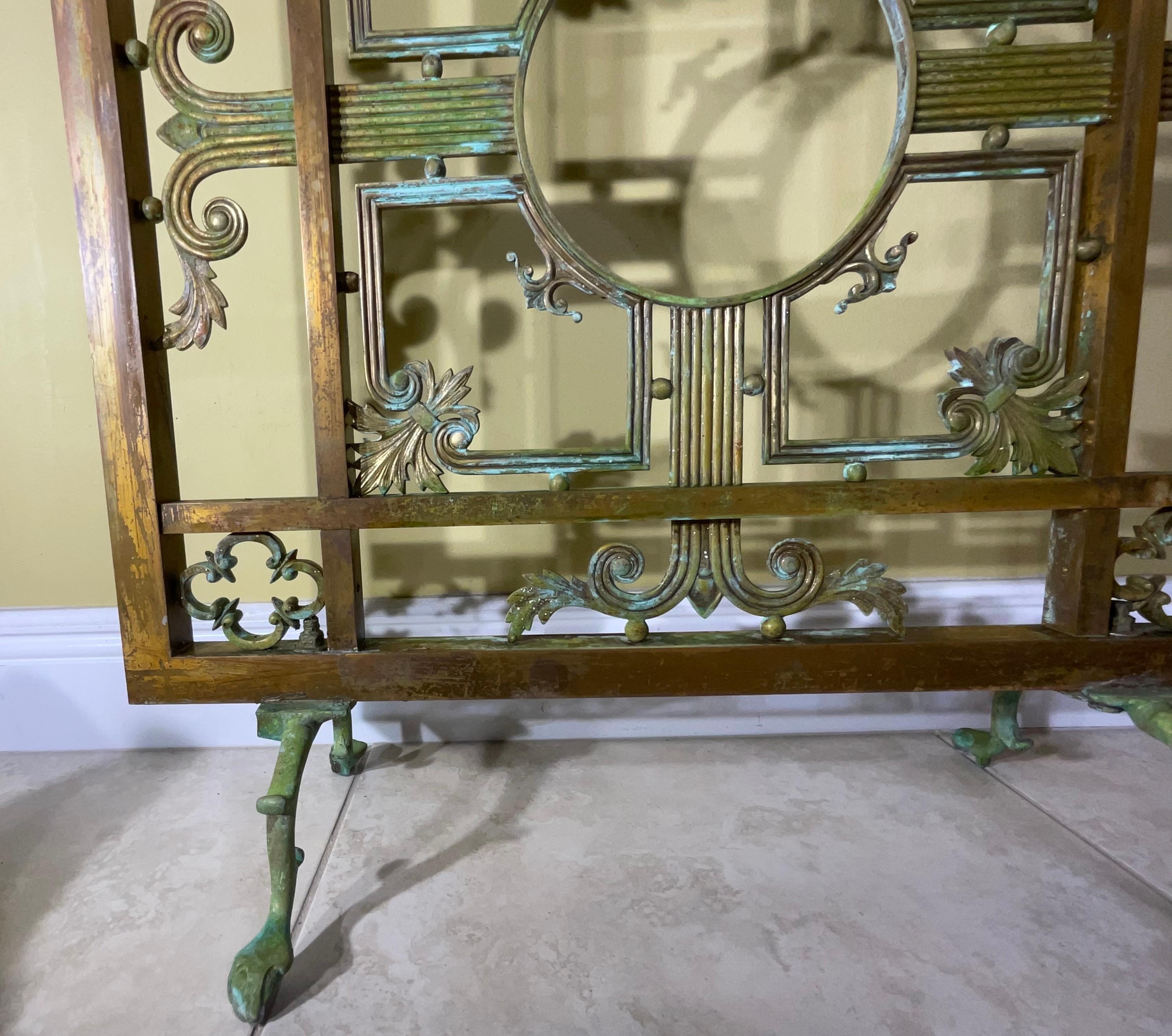 Exquisita Pantalla de Bronce Antiguo y Latón para Chimenea - Una Belleza Impresionante en venta 2