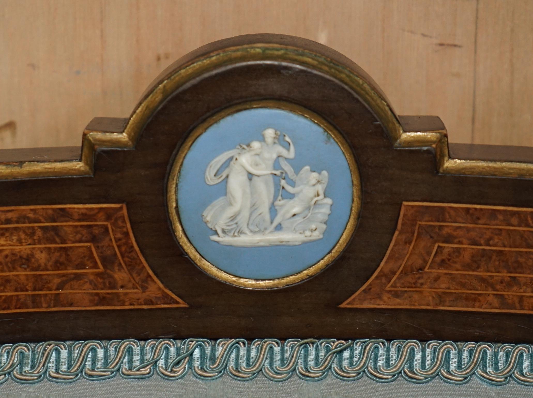 EXQUISITE ANTIQUE BURR WALNUT AESTHETiC MOVEMENT SALON SOFA GRAND TOUR PLAQUE (19. Jahrhundert) im Angebot