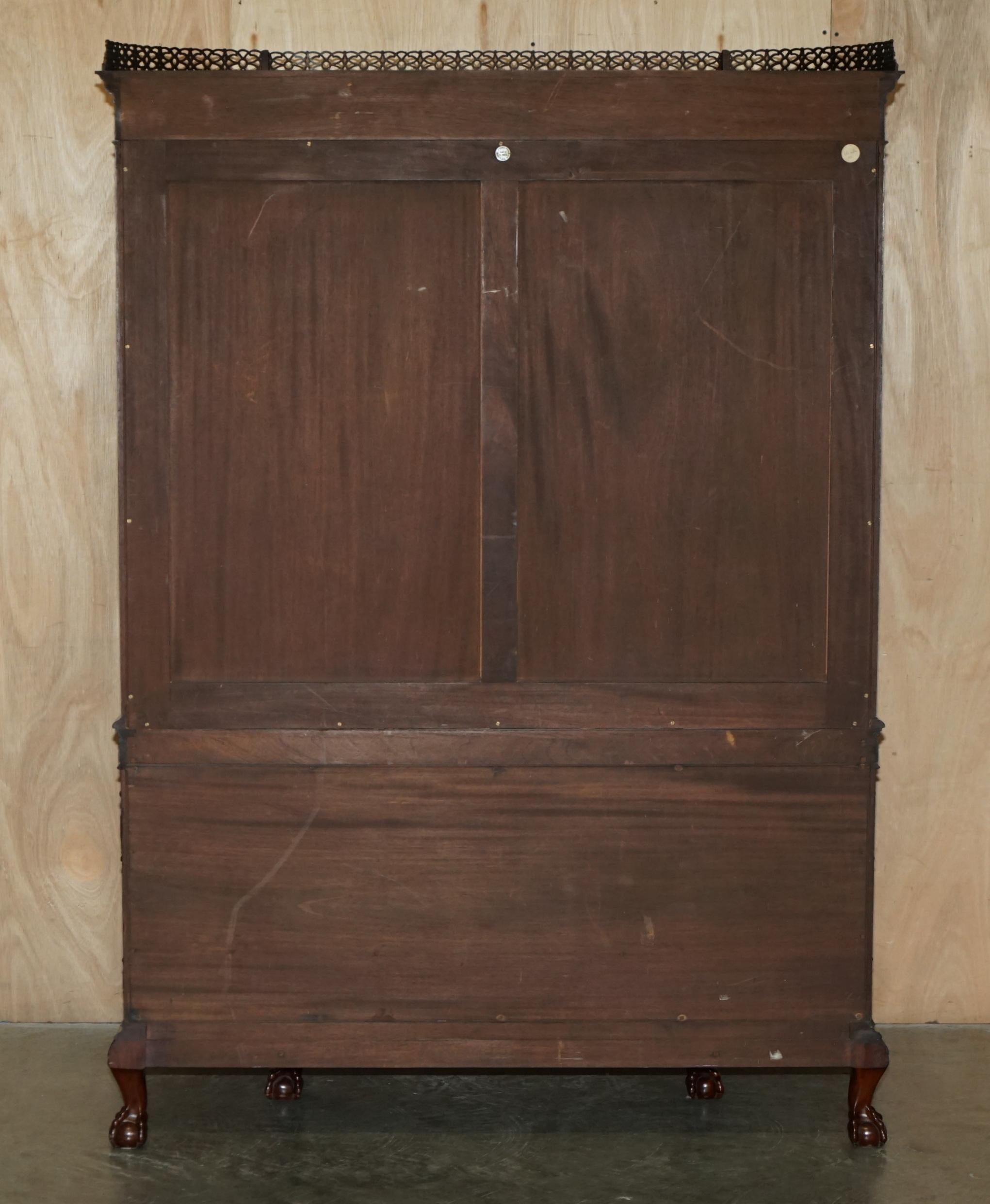 EXQUISITÉ CHARLES BAKER OF CHIPPENDALE HOUSE STAMPED DISPLAY CABINET en vente 6
