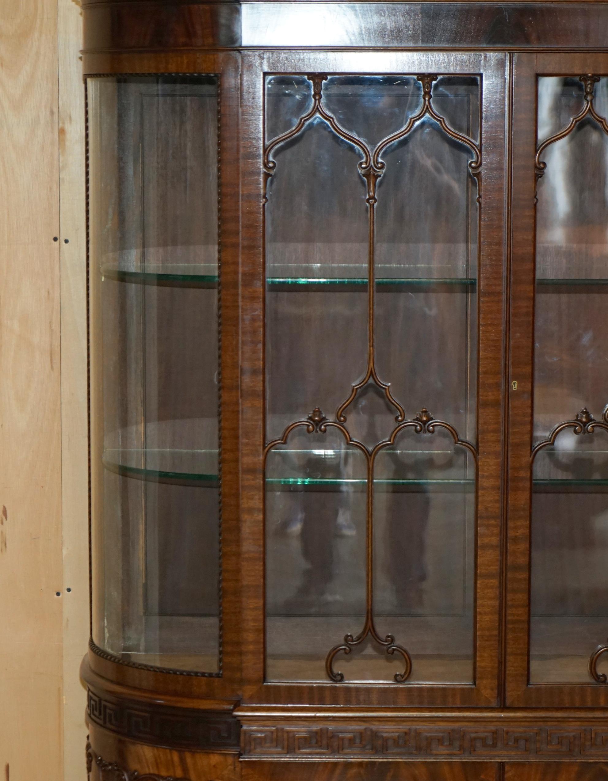 English EXQUISiTE ANTIQUE CHARLES BAKER OF CHIPPENDALE HOUSE STAMPED DISPLAY CABINET For Sale