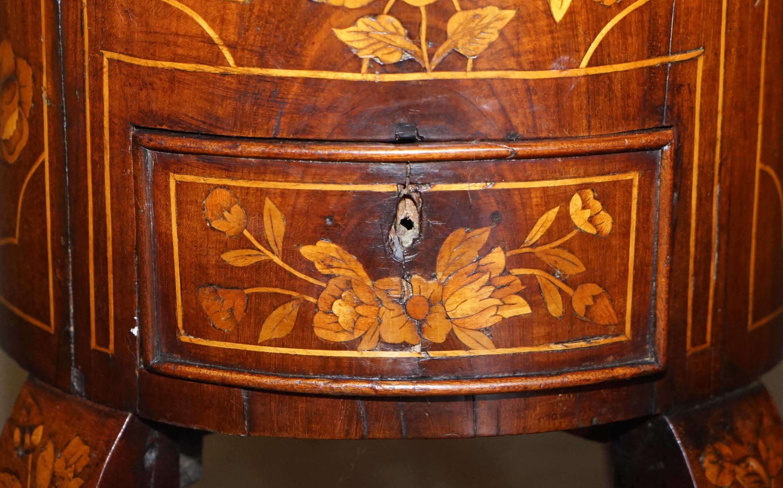 Exquisita cubitera antigua con incrustaciones holandesas de hacia 1800 Pies de garra y bola Hecho a mano en venta