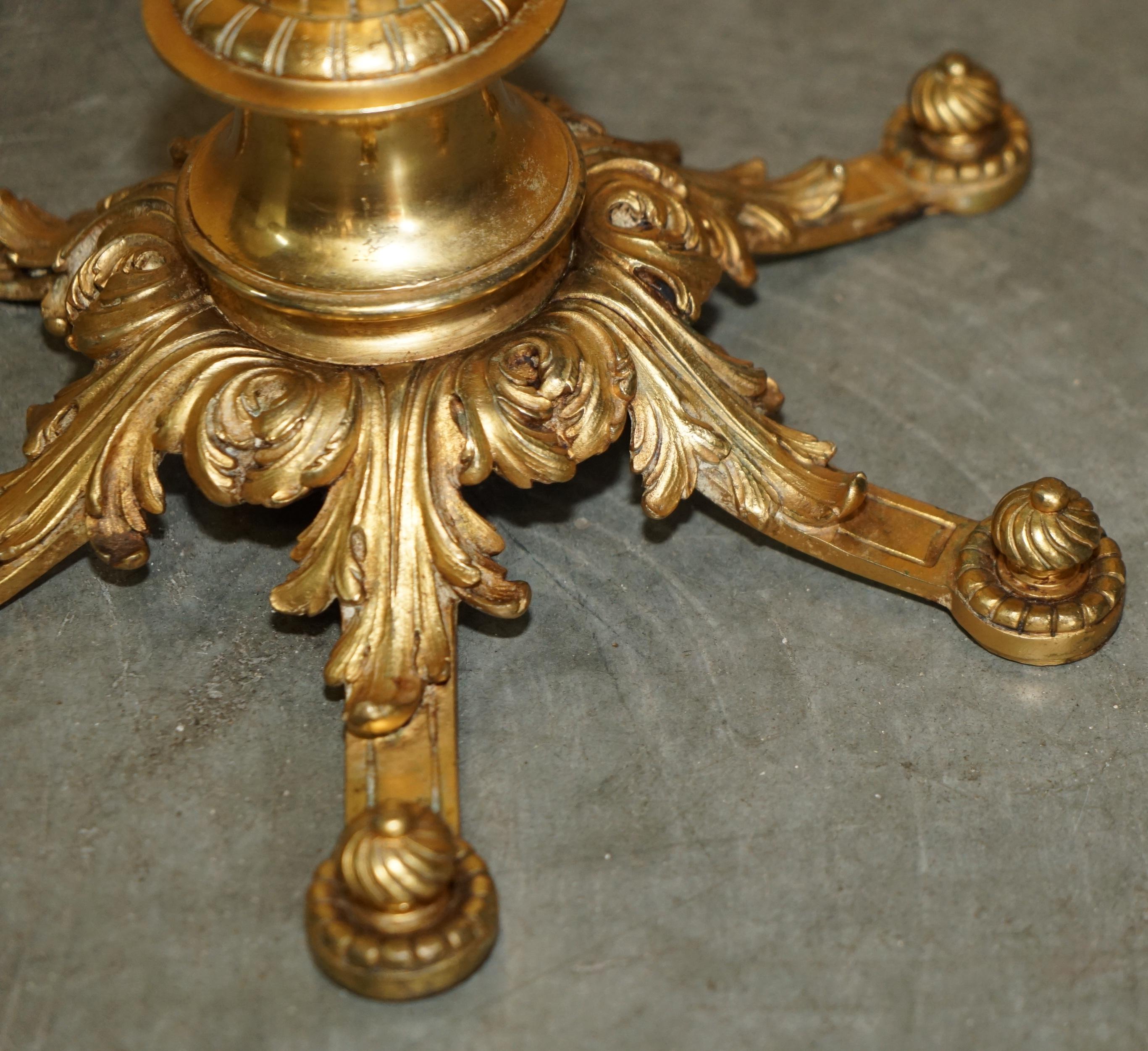 EXQUISITE ANTIQUE CIRCA 1900 BRASS SiDE END LAMP TABLE WITH THICK MARBLE TOP For Sale 5