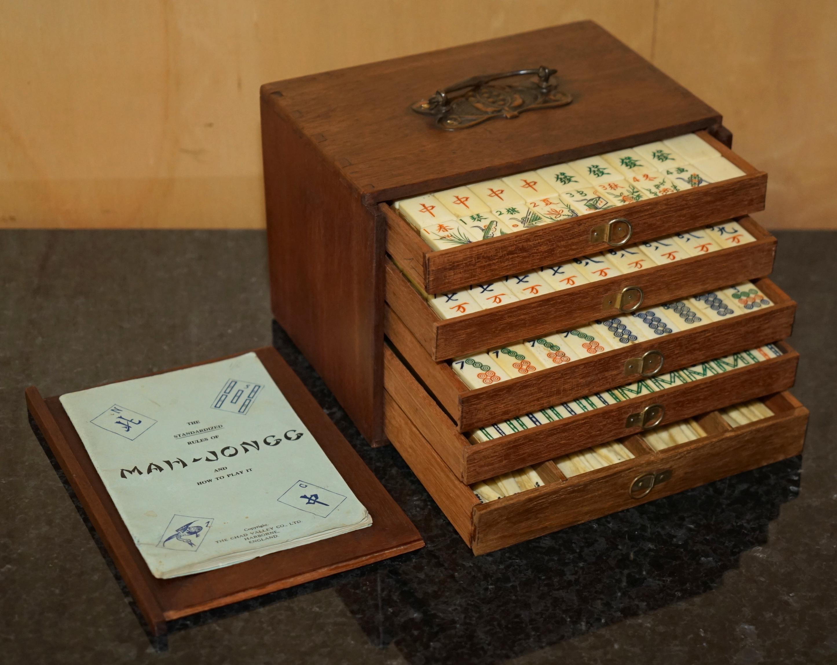 Royal House Antiques

The House Antiques a le plaisir d'offrir à la vente cet ensemble de Mahjong de collection, exporté de Chine vers 1900, avec sa boîte et ses instructions d'origine.

Une très belle suite, fabriquée en bambou, les carreaux ont le