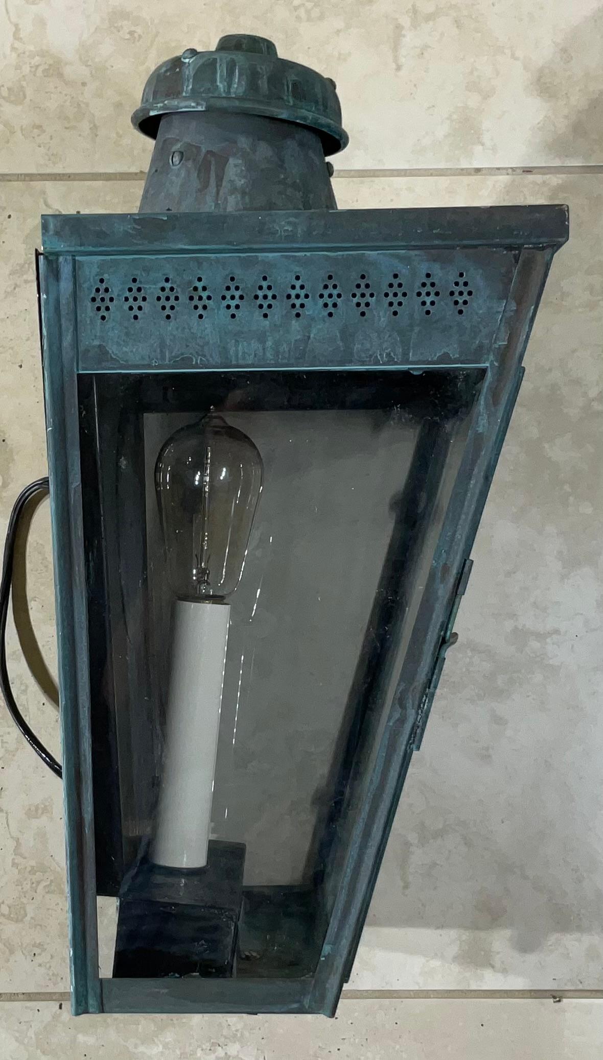 Exquisito farol de pared de cobre antiguo - Una pieza intemporal de la historia en venta 3