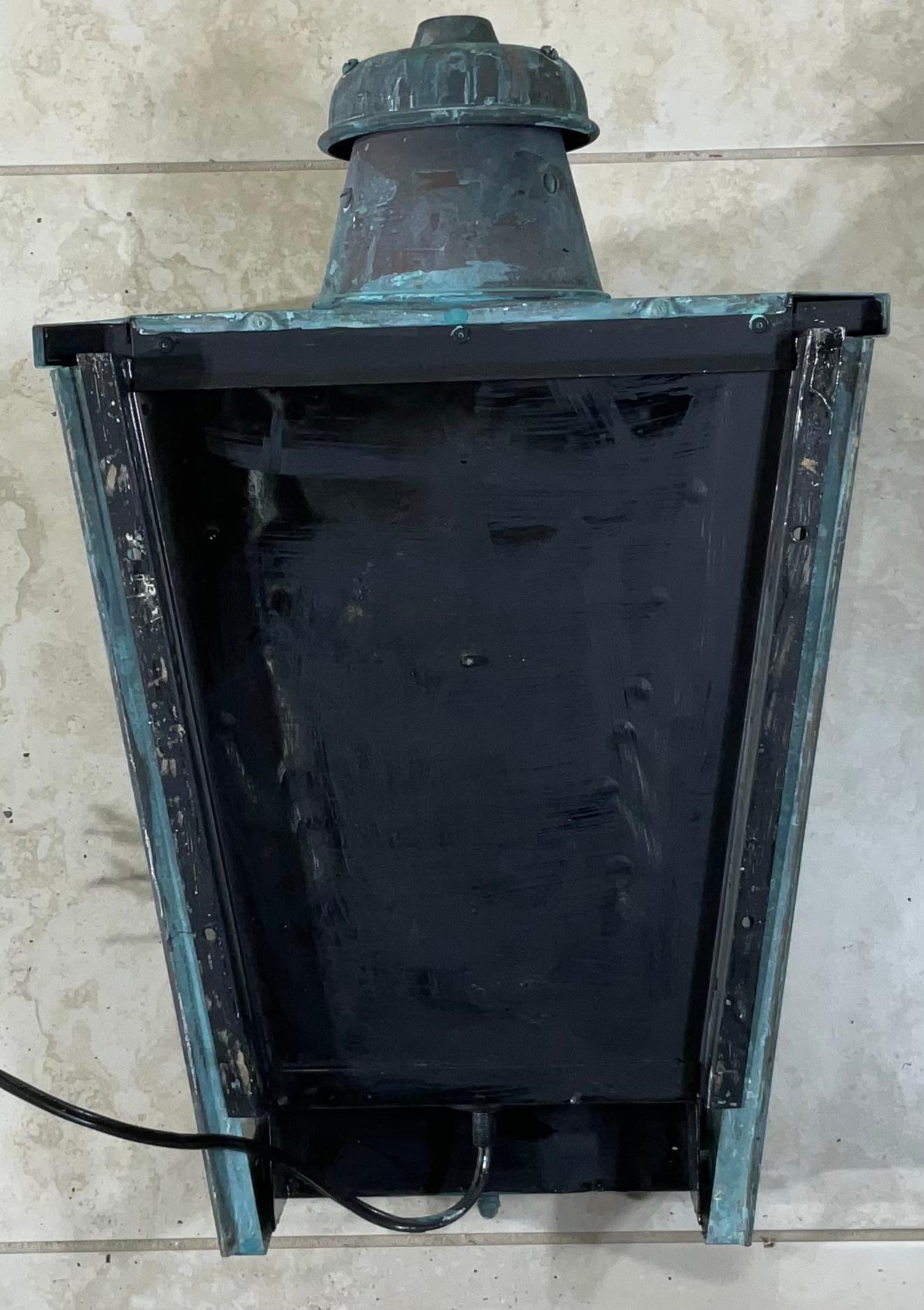 Exquisito farol de pared de cobre antiguo - Una pieza intemporal de la historia en venta 4