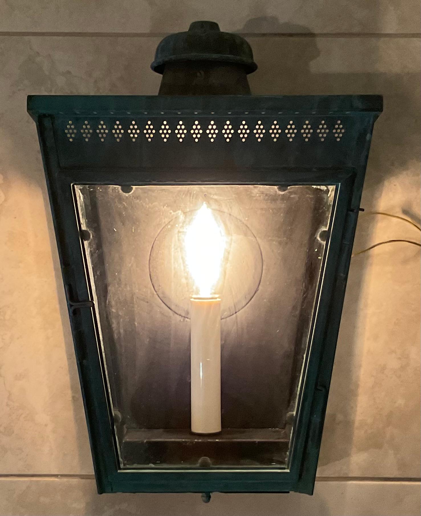 

Aporta un toque de elegancia clásica y encanto histórico a tu hogar con este antiguo farol de pared. Esta única luminaria, bellamente conservada, es una auténtica pieza artística, ideal para los entusiastas de la iluminación antigua, las