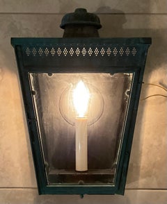 Exquisito farol de pared de cobre antiguo - Una pieza intemporal de la historia