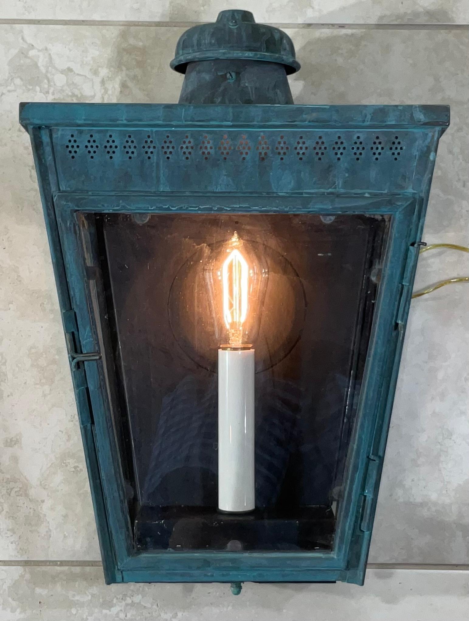 Exquisito farol de pared de cobre antiguo - Una pieza intemporal de la historia Estadounidense en venta
