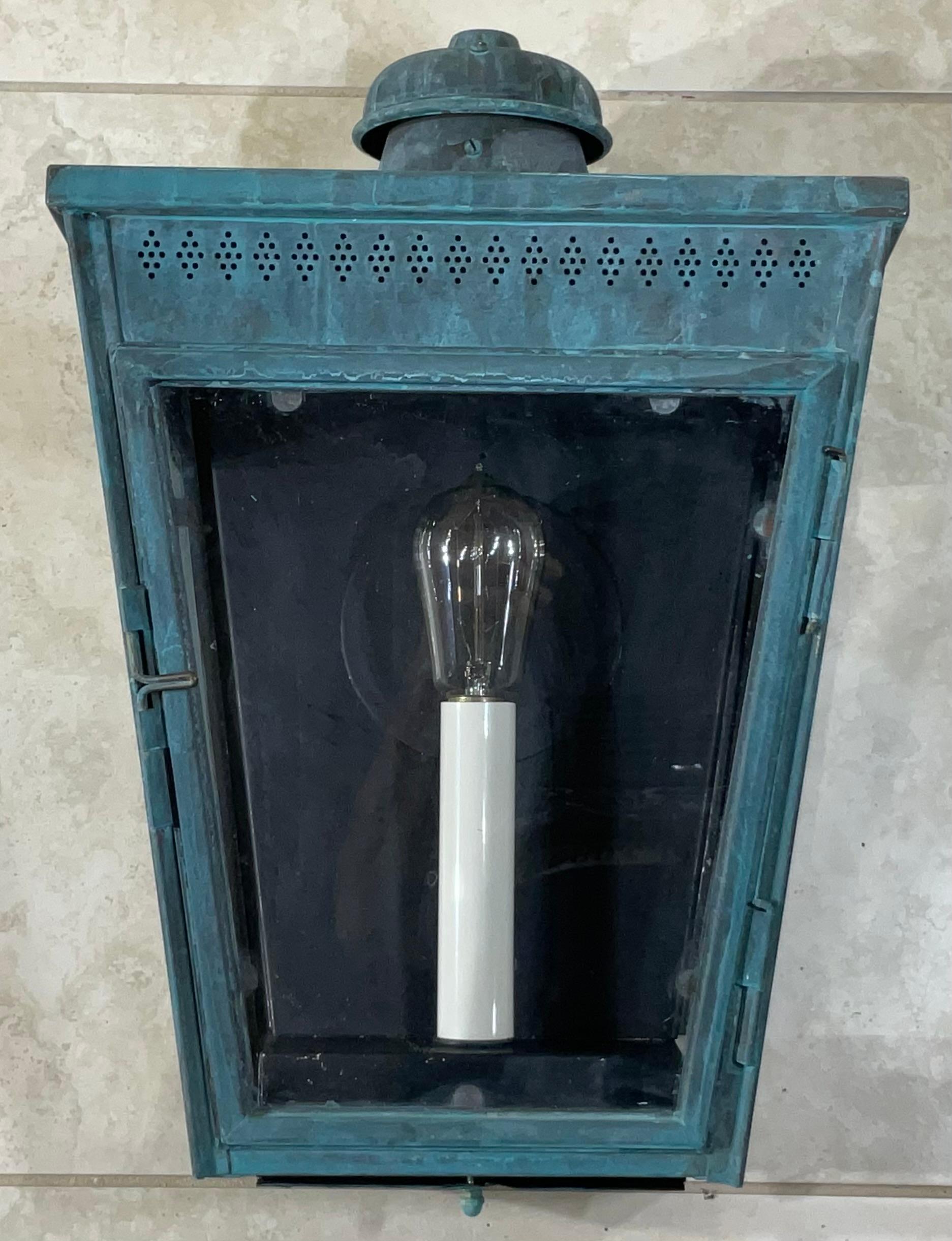 Exquisito farol de pared de cobre antiguo - Una pieza intemporal de la historia Hecho a mano en venta