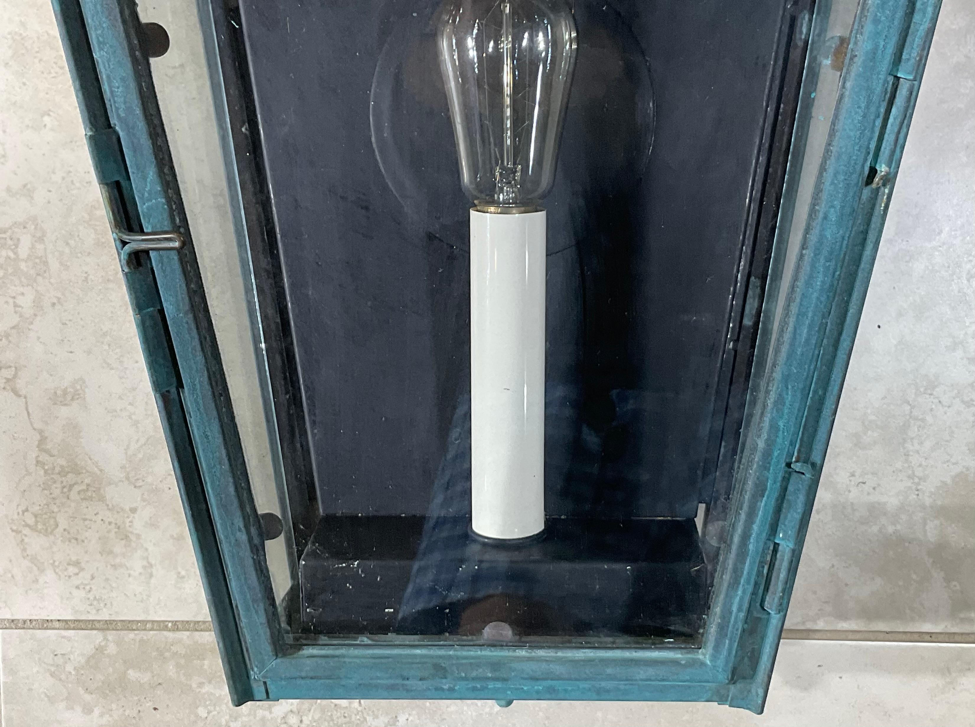 Exquisito farol de pared de cobre antiguo - Una pieza intemporal de la historia siglo XX en venta