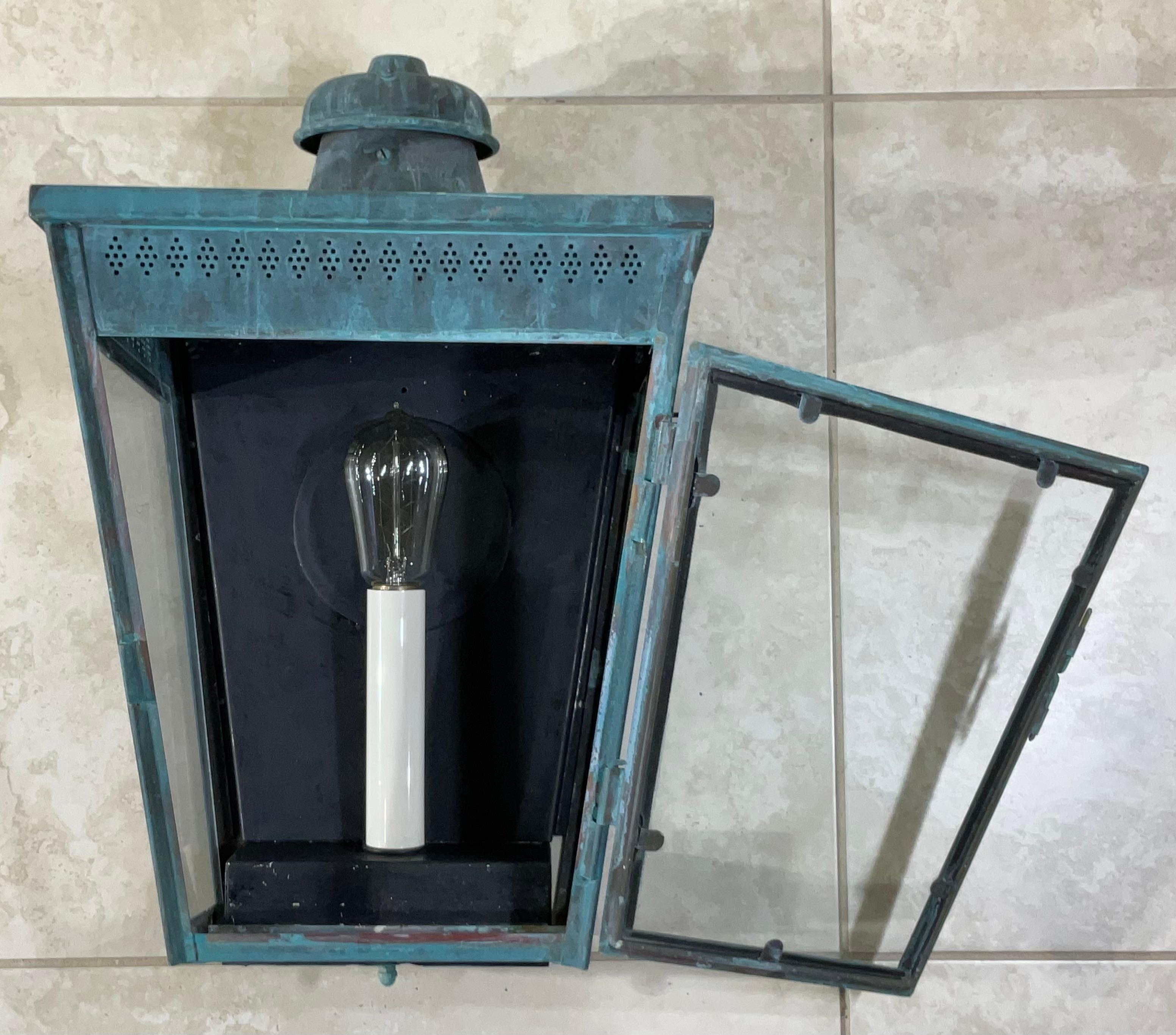 Exquisito farol de pared de cobre antiguo - Una pieza intemporal de la historia Latón en venta