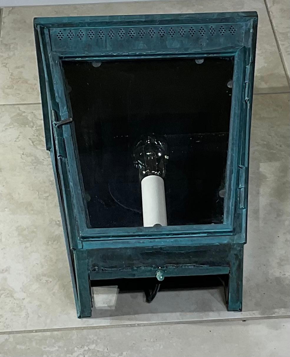 Exquisito farol de pared de cobre antiguo - Una pieza intemporal de la historia en venta 1