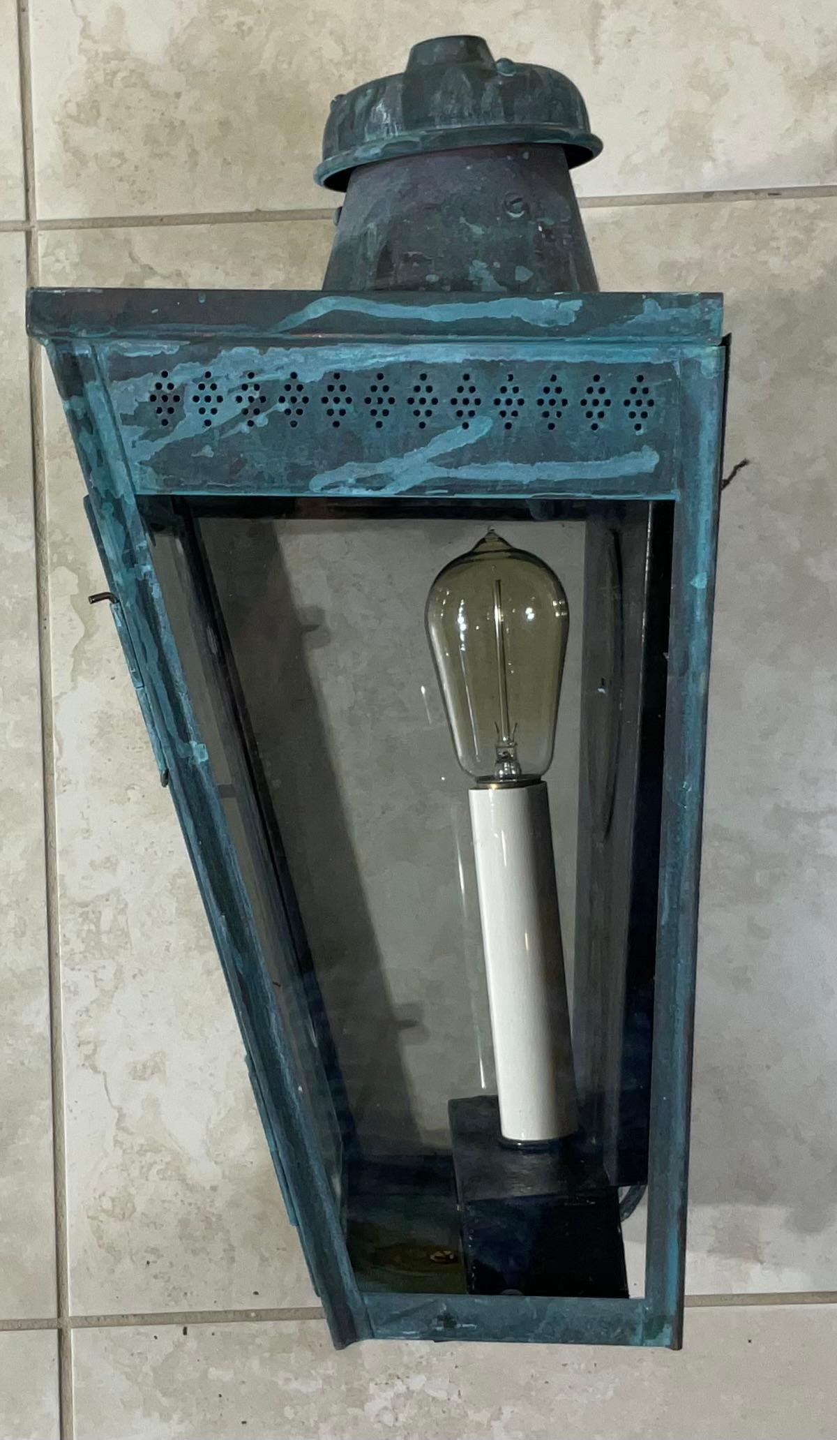 Exquisito farol de pared de cobre antiguo - Una pieza intemporal de la historia en venta 2