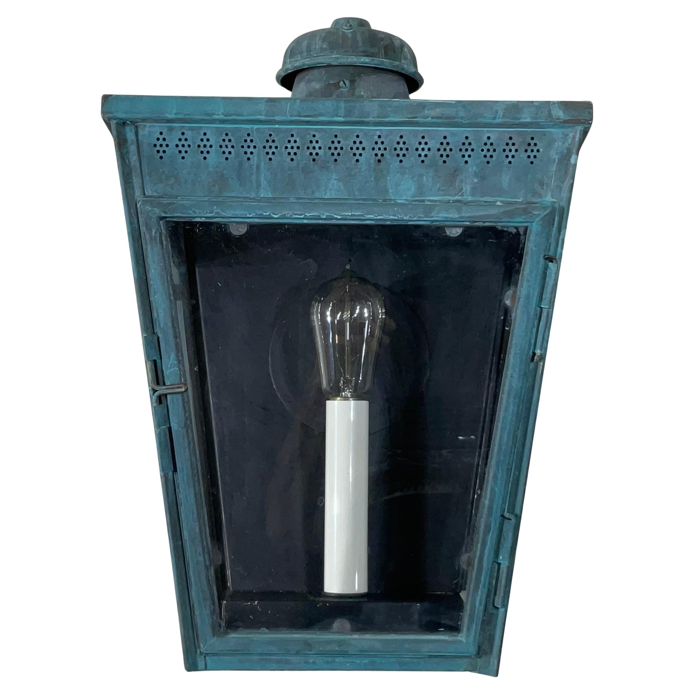 Exquisito farol de pared de cobre antiguo - Una pieza intemporal de la historia en venta