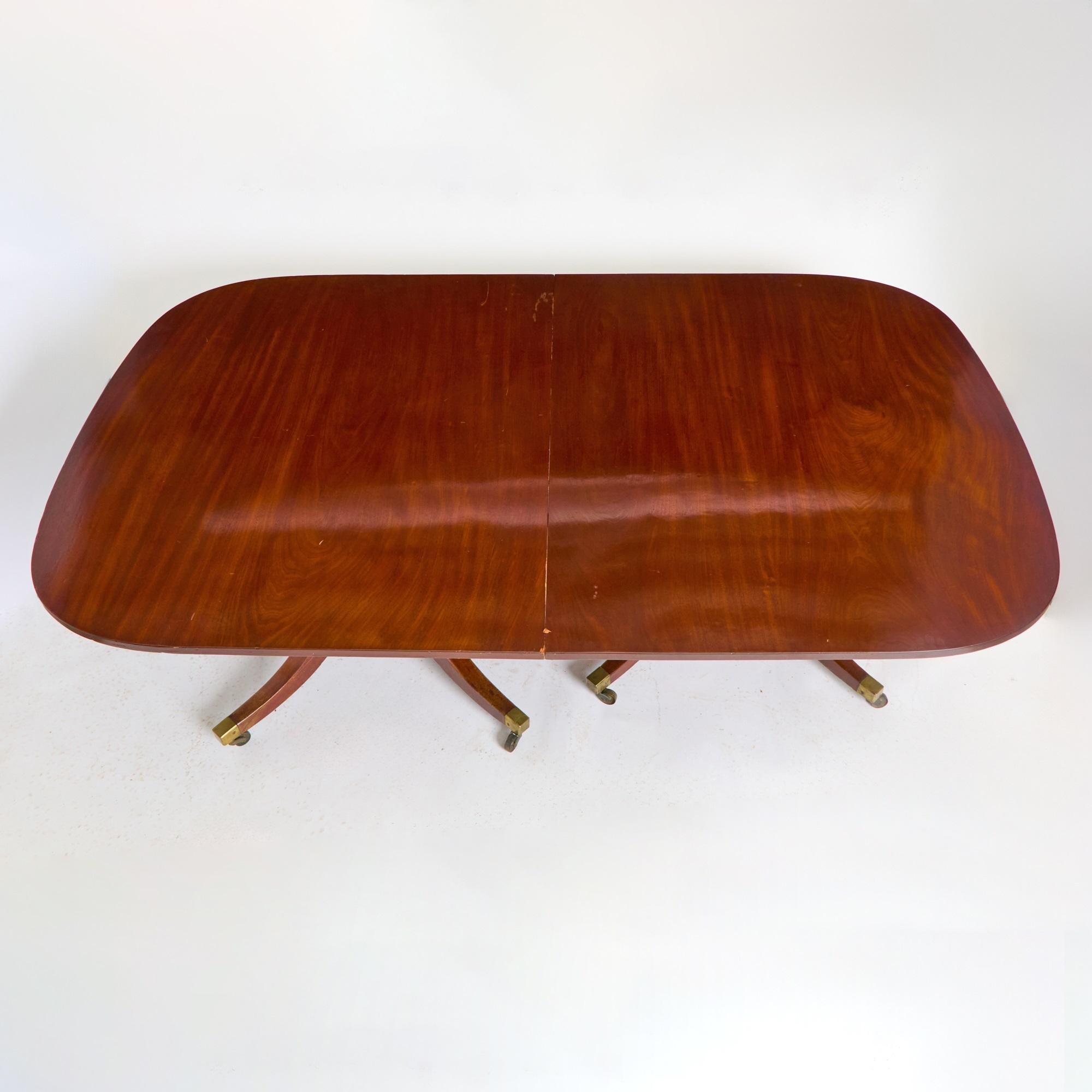Anglais Magnifique table de salle à manger anglaise ancienne de style George III en bois d'acajou en vente