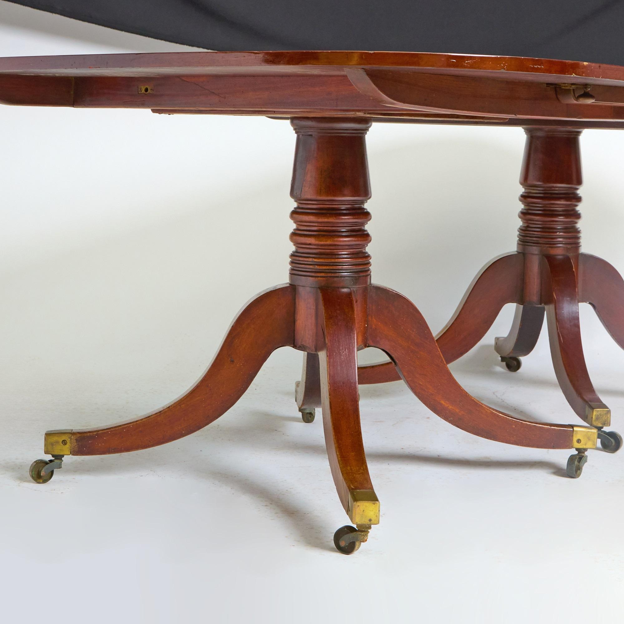 Sculpté à la main Magnifique table de salle à manger anglaise ancienne de style George III en bois d'acajou en vente
