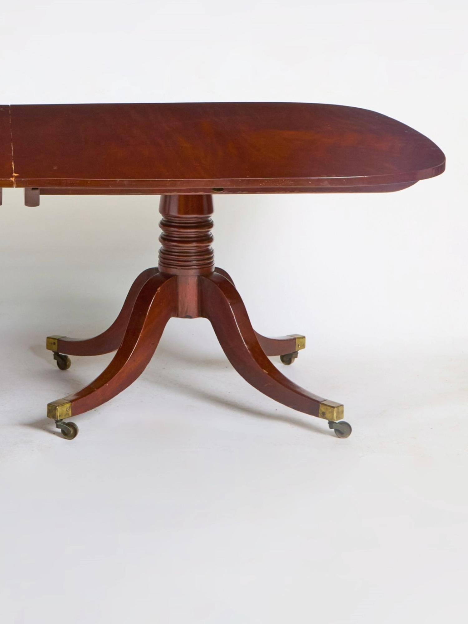 Début du XIXe siècle Magnifique table de salle à manger anglaise ancienne de style George III en bois d'acajou en vente
