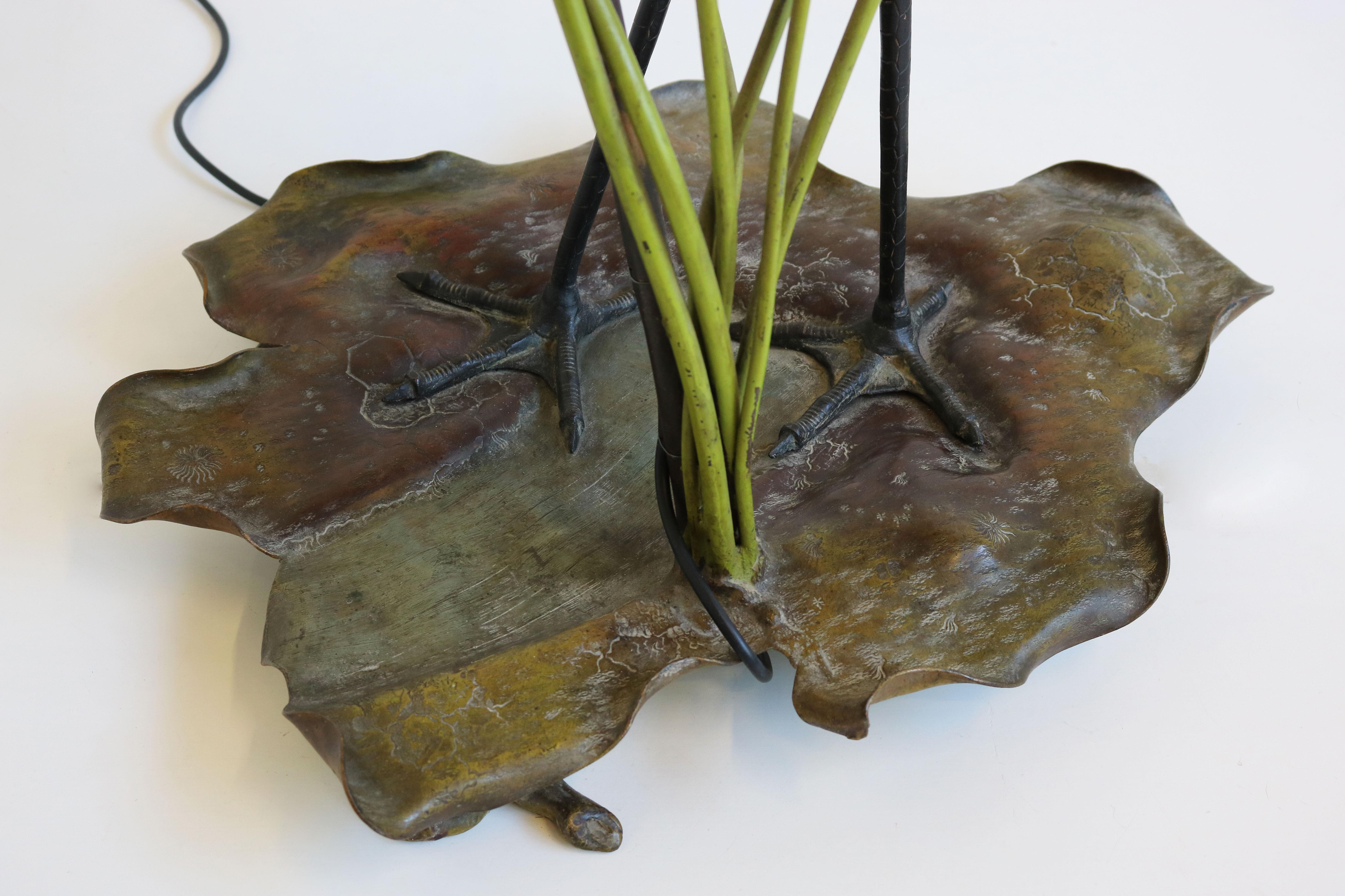 Squisita lampada da terra Antique French Heron Art Nouveau Bronze Floral Lilly Pads in vendita 11