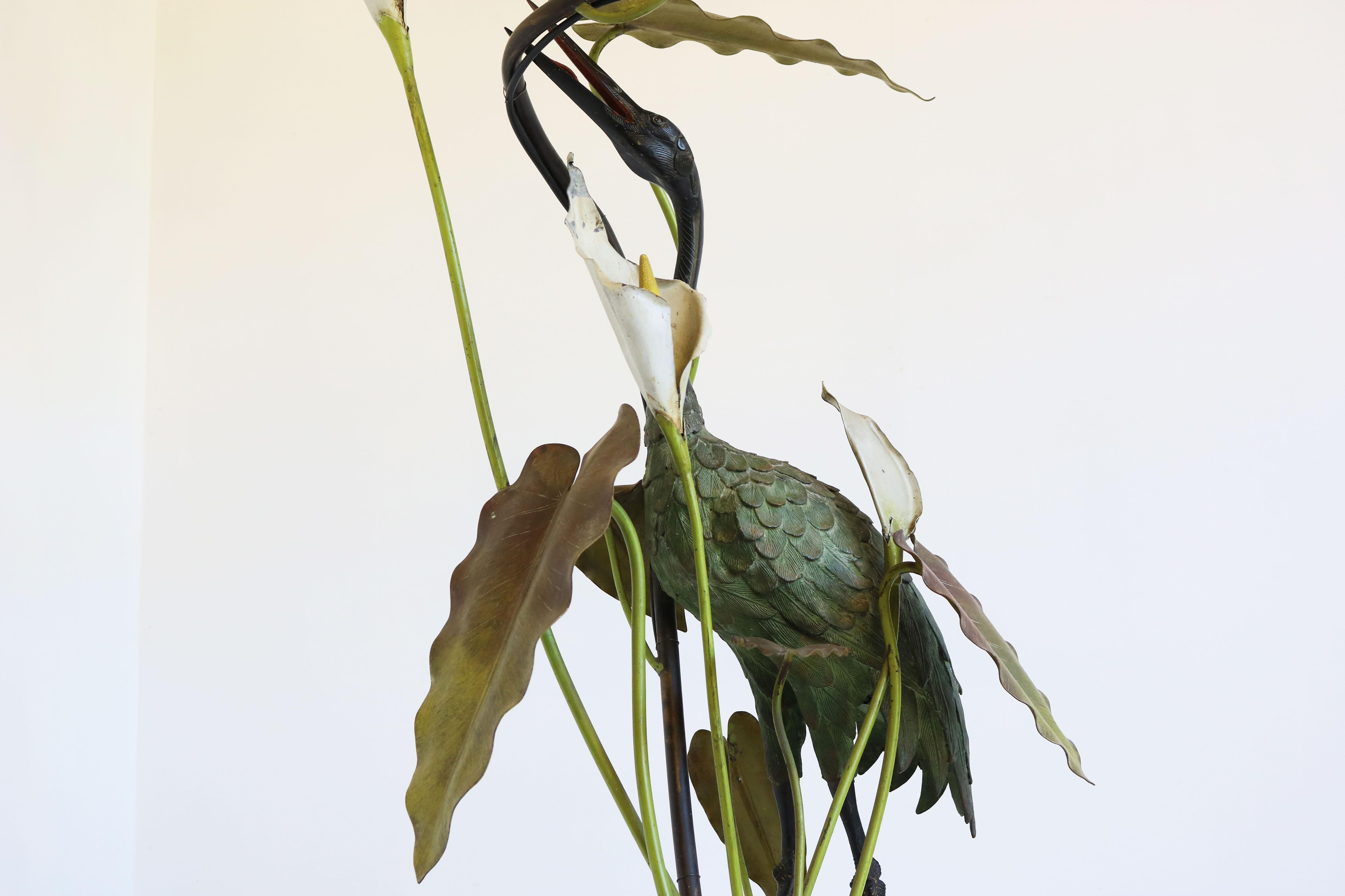 Exquisit und selten! Diese französische Jugendstil-Stehlampe aus patinierter Bronze zeigt einen Reiher zwischen Blättern und Lilienpads, datiert Anfang 1900. 
Der Reiher steht über einem Wasserlauf, versteckt zwischen Blättern und Blumen.