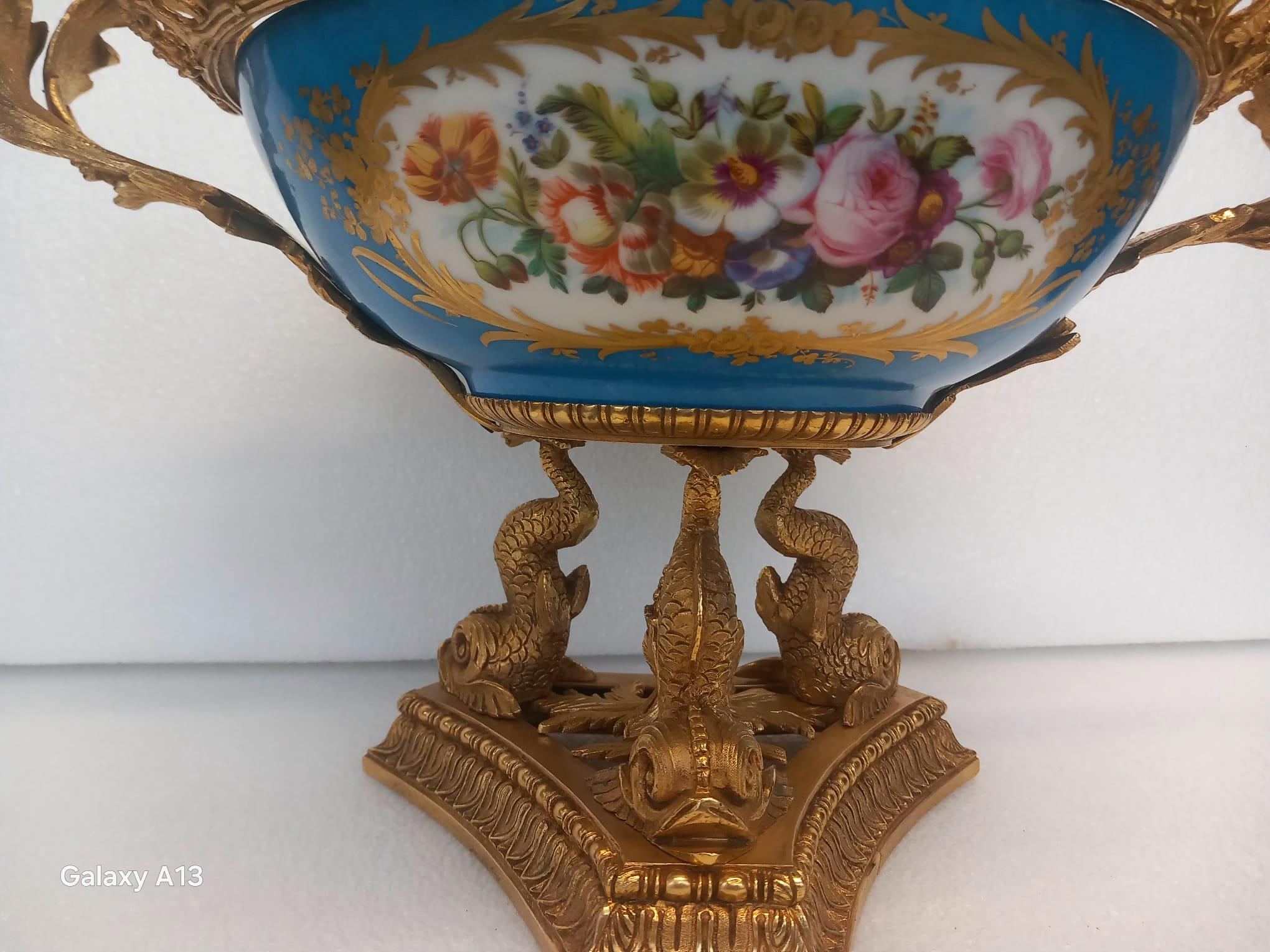 Exquisito centro de mesa de porcelana de estilo Sèvres y Ormolu francés antiguo (mediados del siglo XIX) en venta 3
