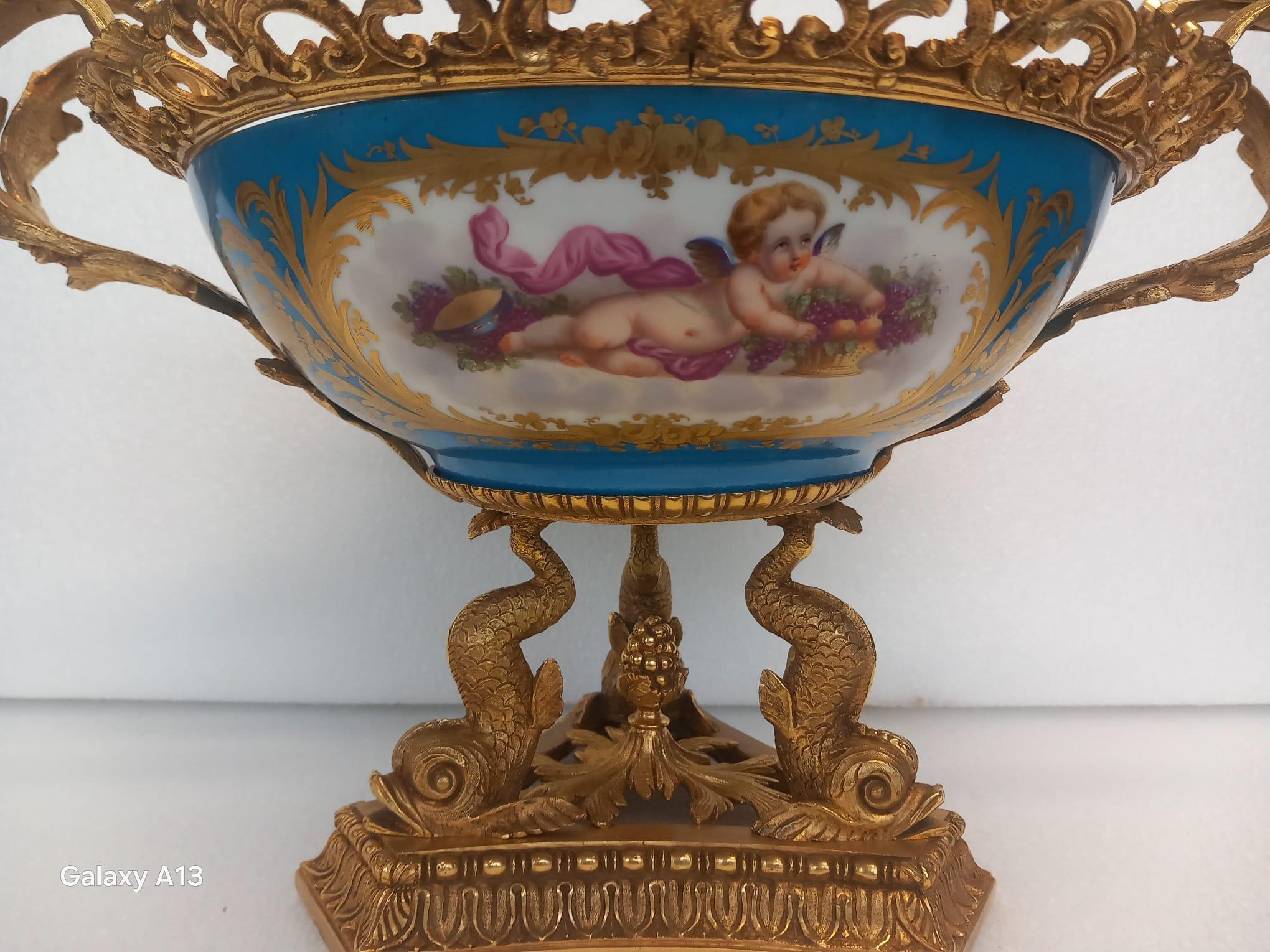 Exquisito centro de mesa de porcelana de estilo Sèvres y Ormolu francés antiguo (mediados del siglo XIX) en venta 4