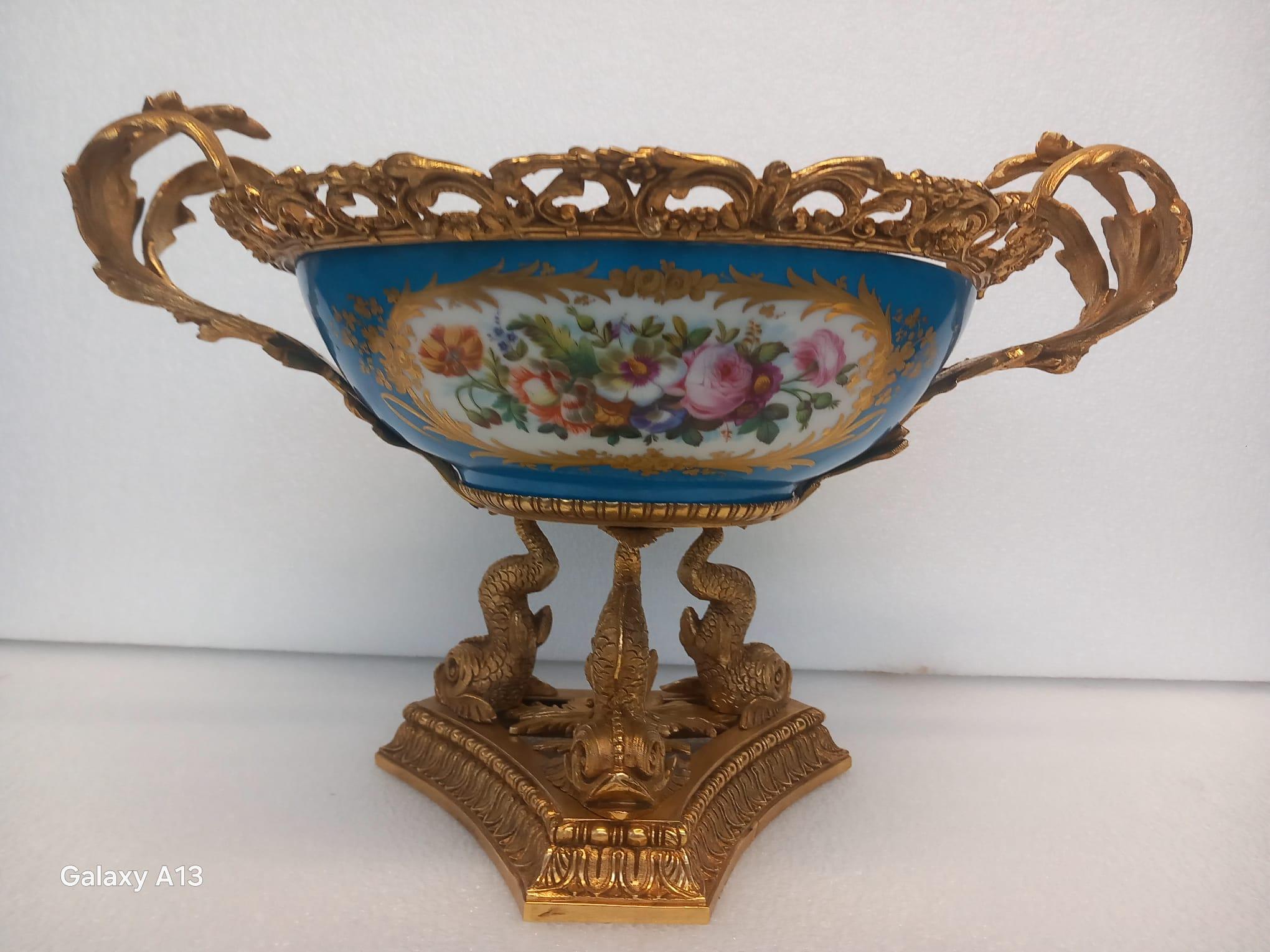 Exquisito centro de mesa de porcelana de estilo Sèvres y Ormolu francés antiguo (mediados del siglo XIX) en venta 5