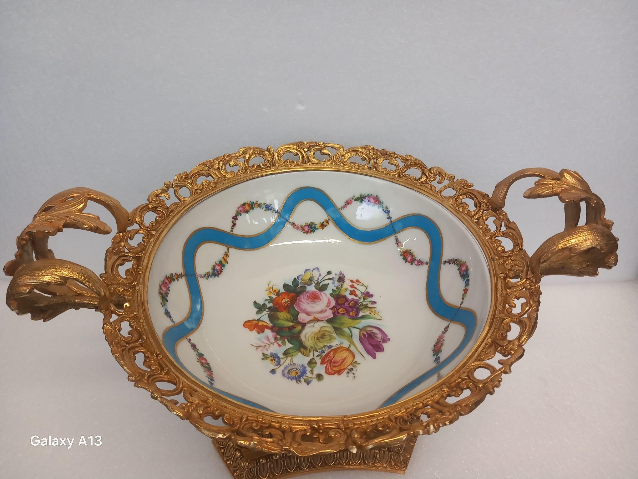 Exquisito centro de mesa de porcelana de estilo Sèvres y Ormolu francés antiguo (mediados del siglo XIX) en venta 6