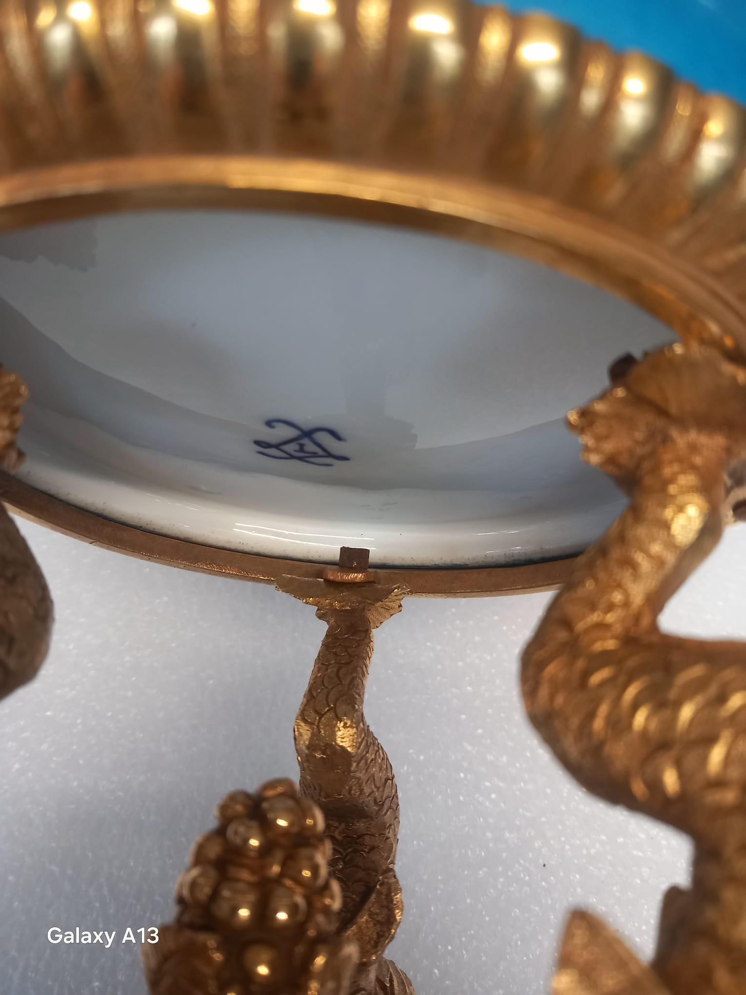 Centro de mesa francés antiguo de ormolina y porcelana de muy buena calidad que data de mediados del siglo XIX.
Muy al estilo de Sèvres, este centro de mesa presume de calidad y grandeza. Maravillosamente ejecutado y pintado a mano con un putto