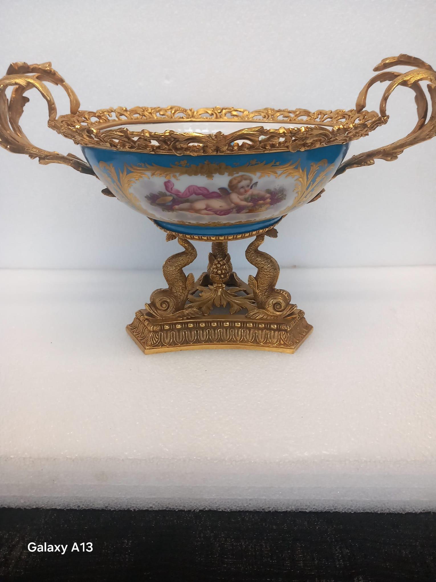 Exquisito centro de mesa de porcelana de estilo Sèvres y Ormolu francés antiguo (mediados del siglo XIX) Napoleón III en venta