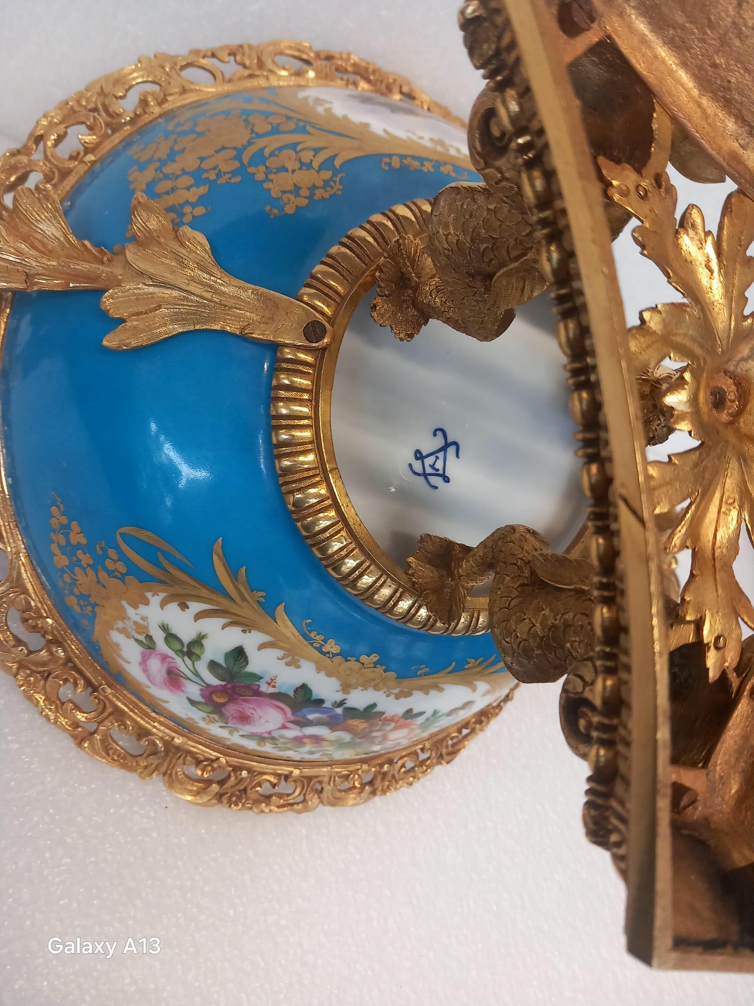 Exquisito centro de mesa de porcelana de estilo Sèvres y Ormolu francés antiguo (mediados del siglo XIX) Francés en venta